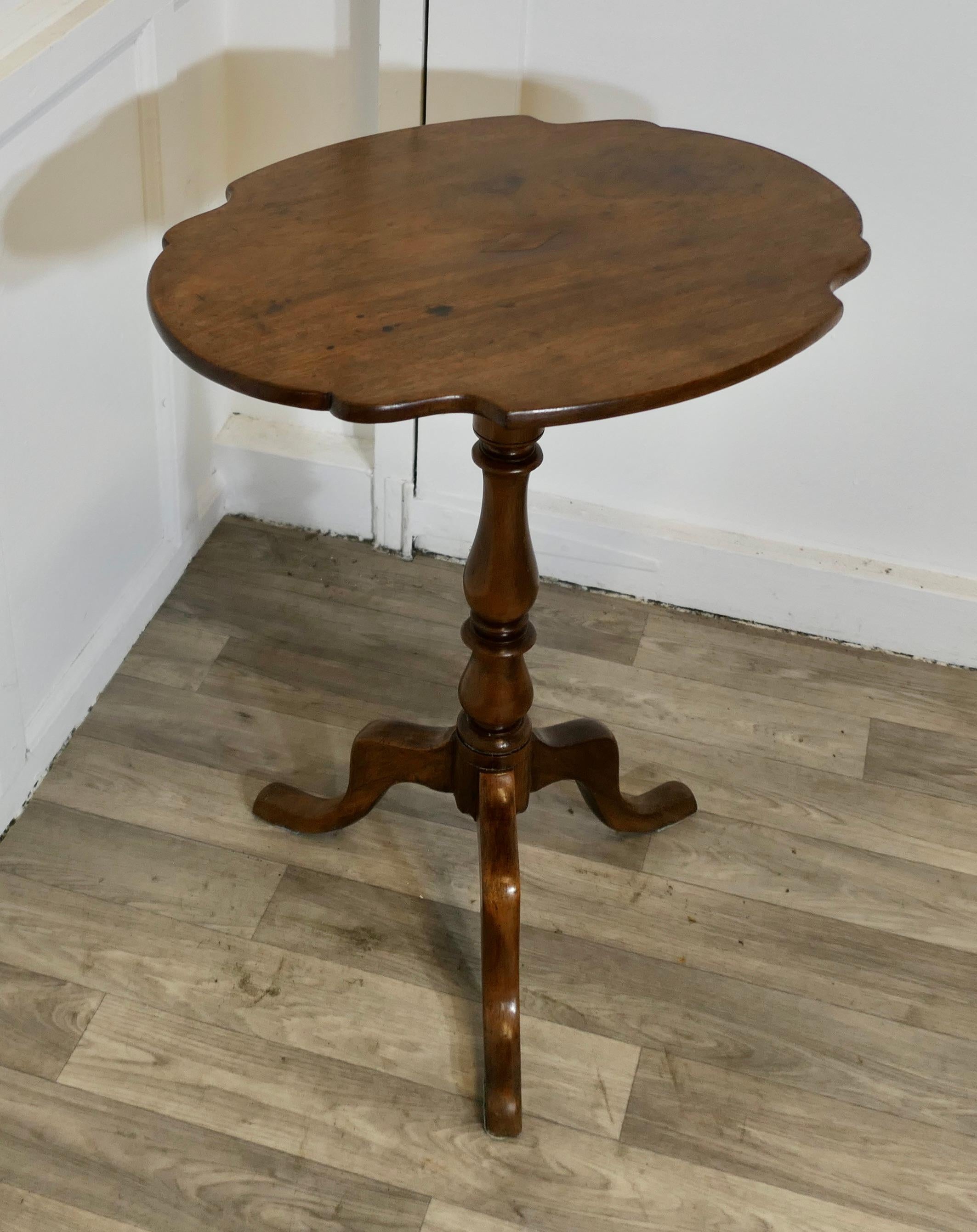 Noyer Très jolie table à vin ou table d'appoint à plateau basculant victorienne en vente