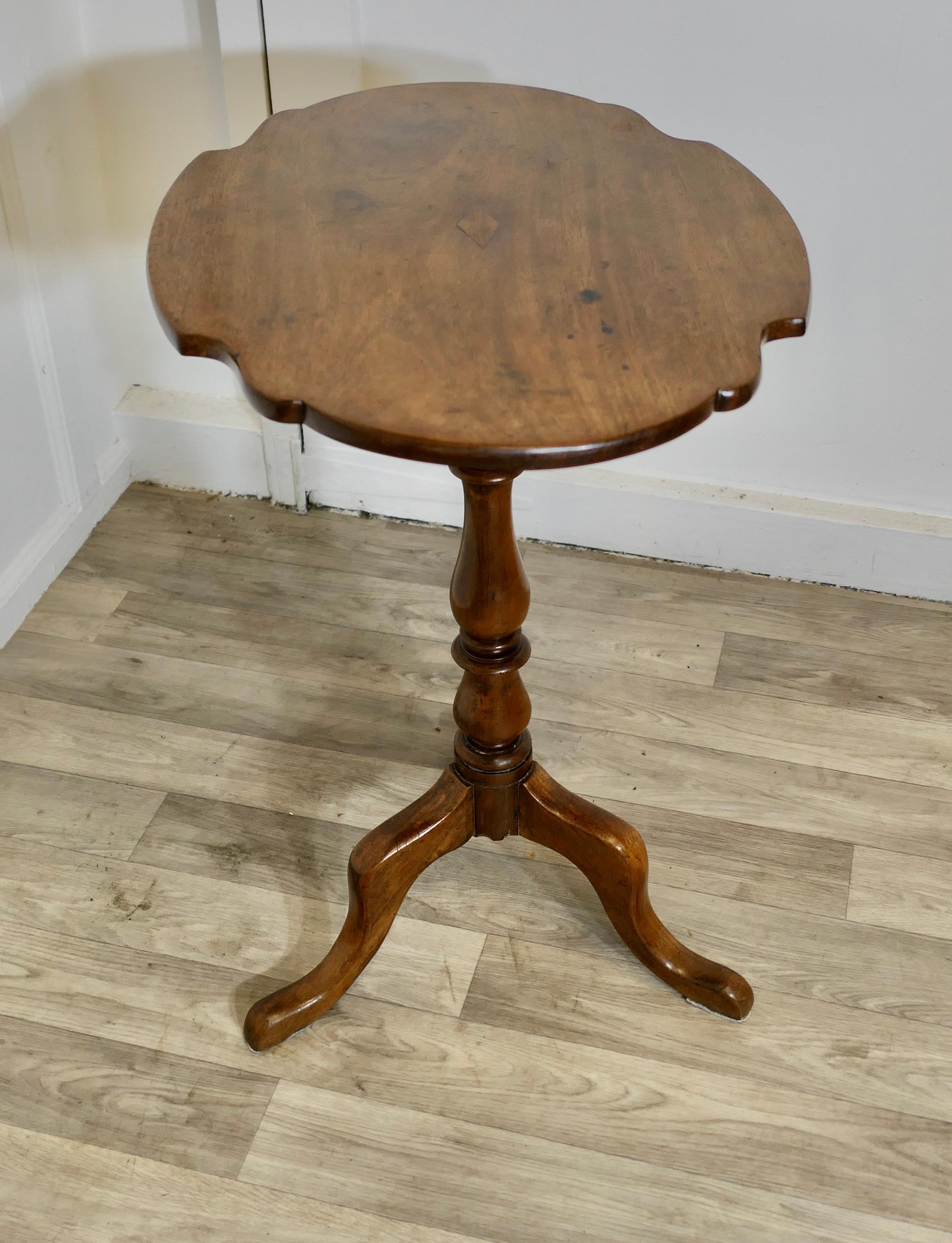 Très jolie table à vin ou table d'appoint à plateau basculant victorienne en vente 1