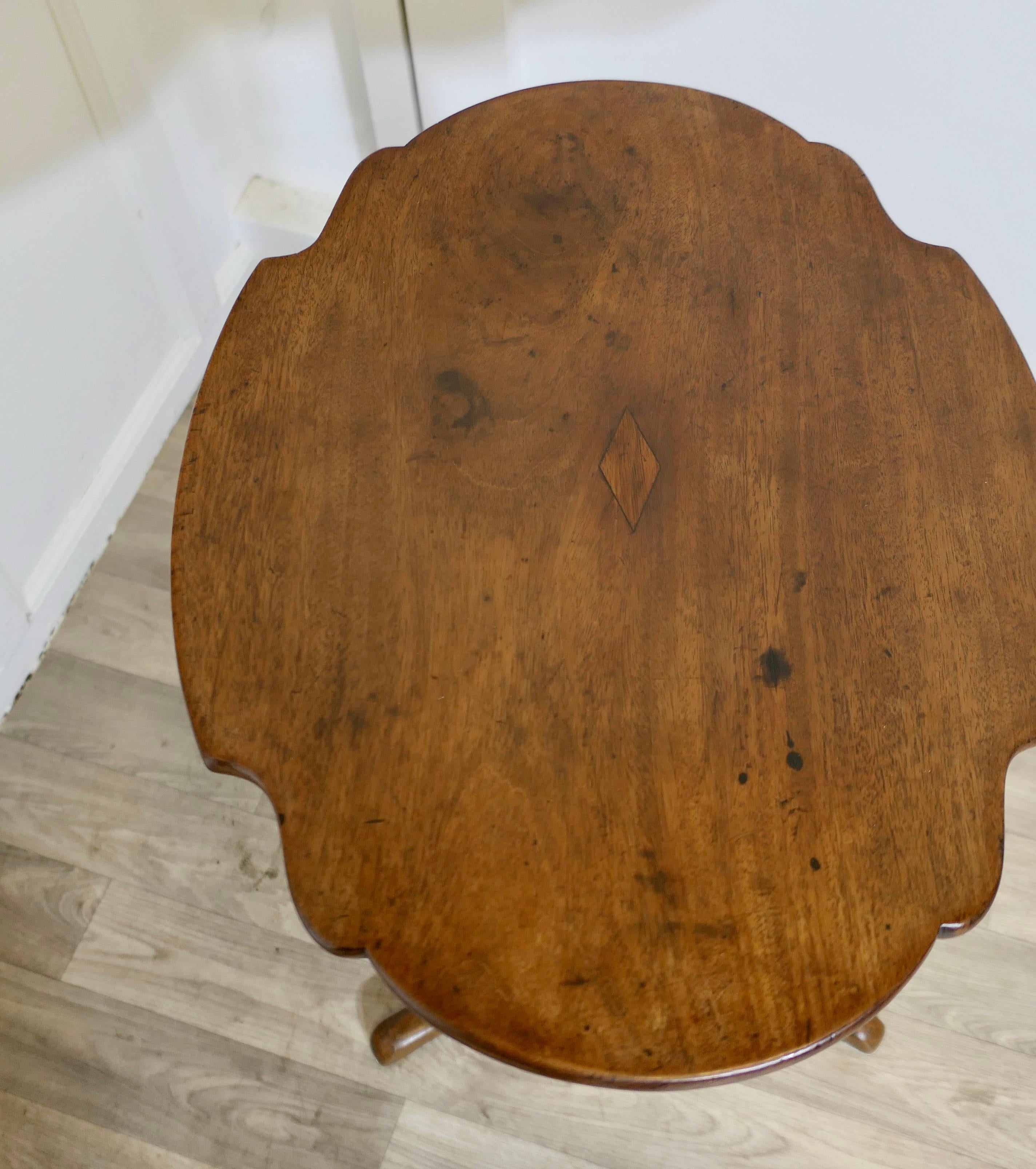 Très jolie table à vin ou table d'appoint à plateau basculant victorienne en vente 2