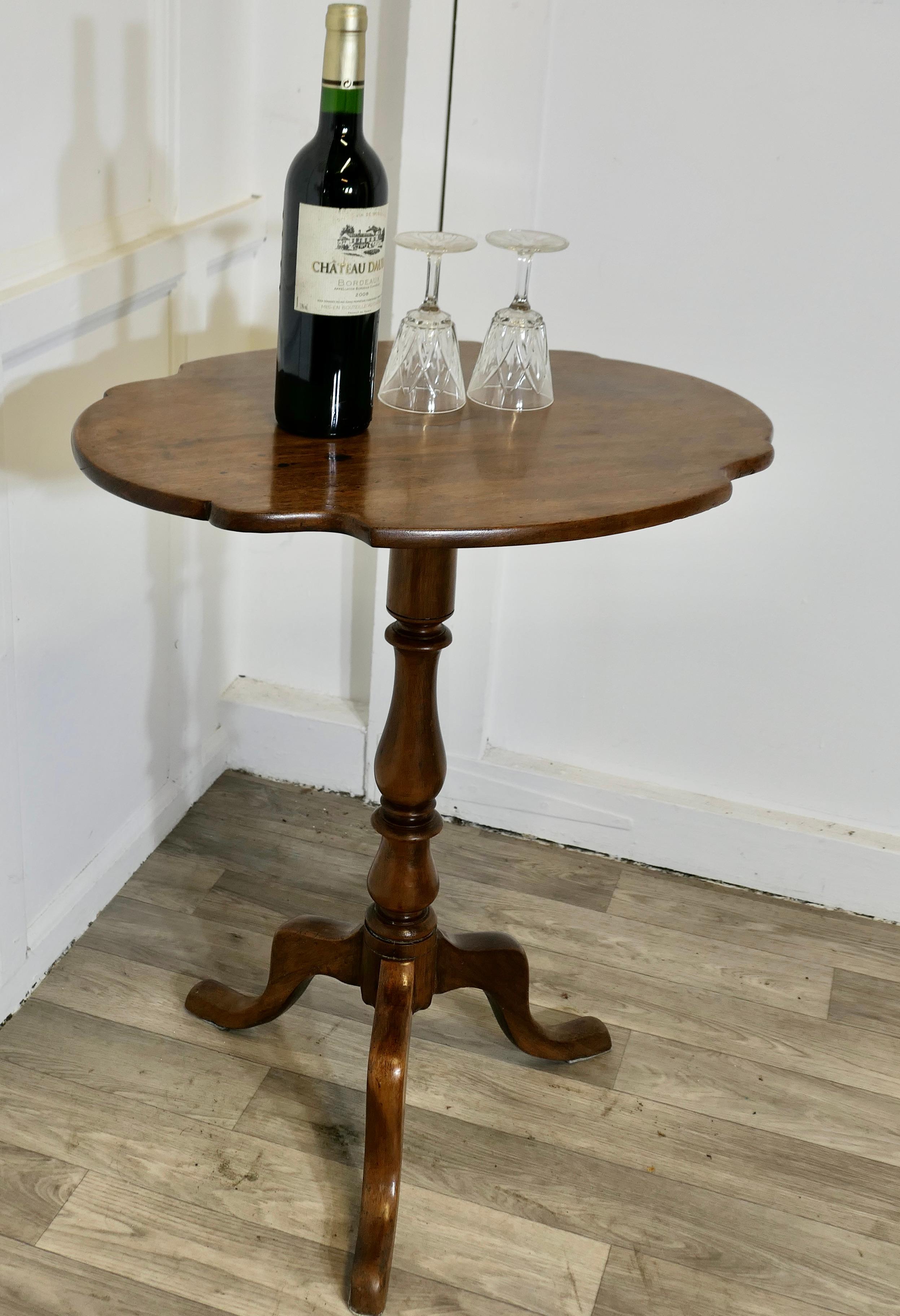 Très jolie table à vin ou table d'appoint à plateau basculant victorienne en vente 3