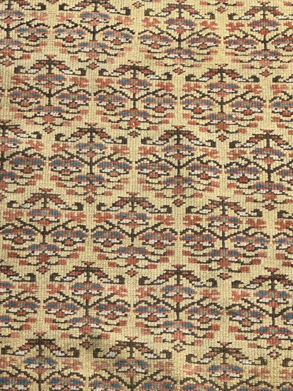 Voici un magnifique chemin de table de la fin du XIXe siècle de Malayer ! Cette pièce exquise présente un captivant motif de botteh, représentant des bouquets floraux stylisés. Le champ jaune, une trouvaille rare, ajoute une touche d'élégance.