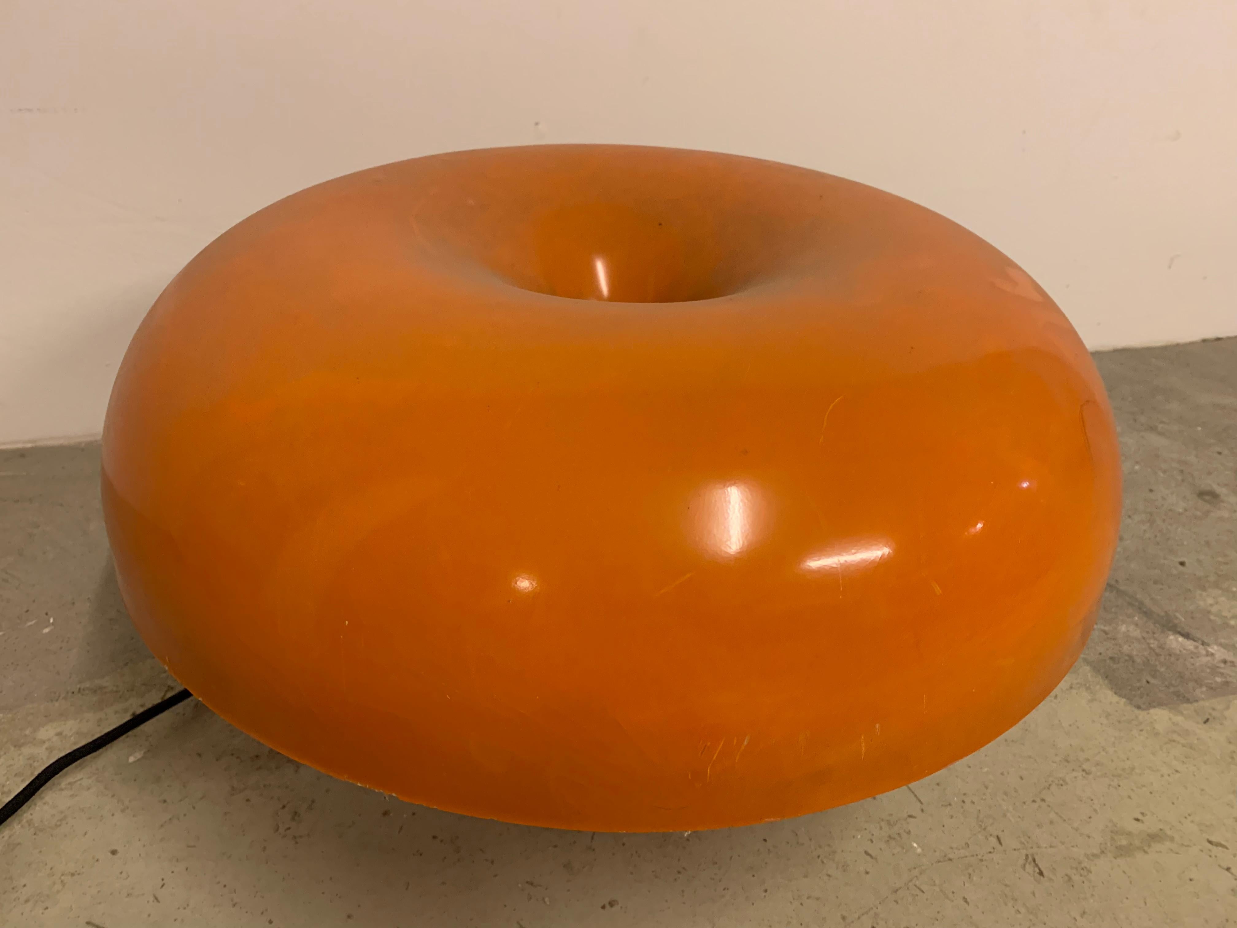 Conçu par Giancarlo Mattioli en 1965 - seuls quelques exemples de production en série avant artemide - où les abat-jour en fibre de verre sont laminés à la main. Il n'y a pas non plus de signature d'Artémide sur le dessous de la base.....