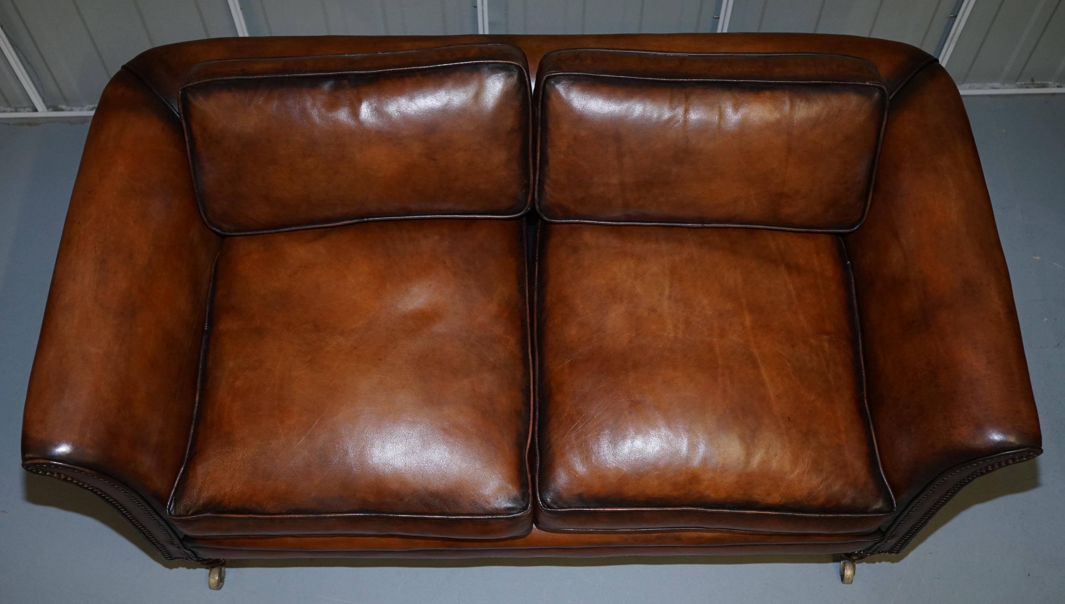 Sehr seltenes viktorianisches Howard & Sons Sofa aus braunem Leder, vollständig restauriert (Viktorianisch) im Angebot
