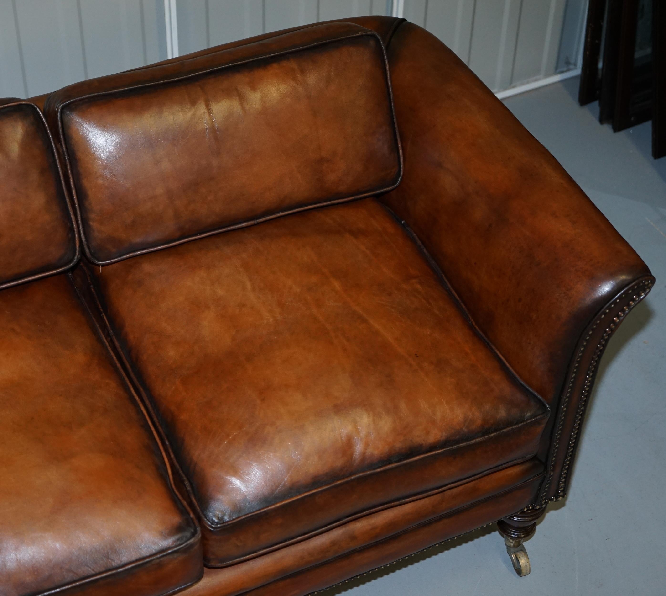 Sehr seltenes viktorianisches Howard & Sons Sofa aus braunem Leder, vollständig restauriert (Englisch) im Angebot