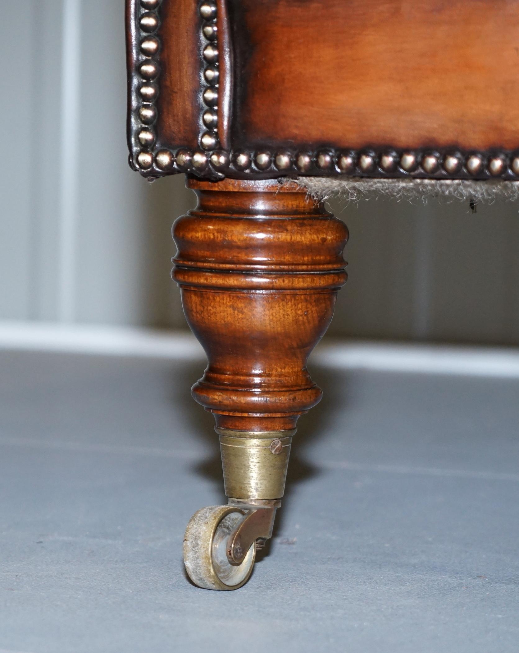 Sehr seltenes viktorianisches Howard & Sons Sofa aus braunem Leder, vollständig restauriert im Angebot 3