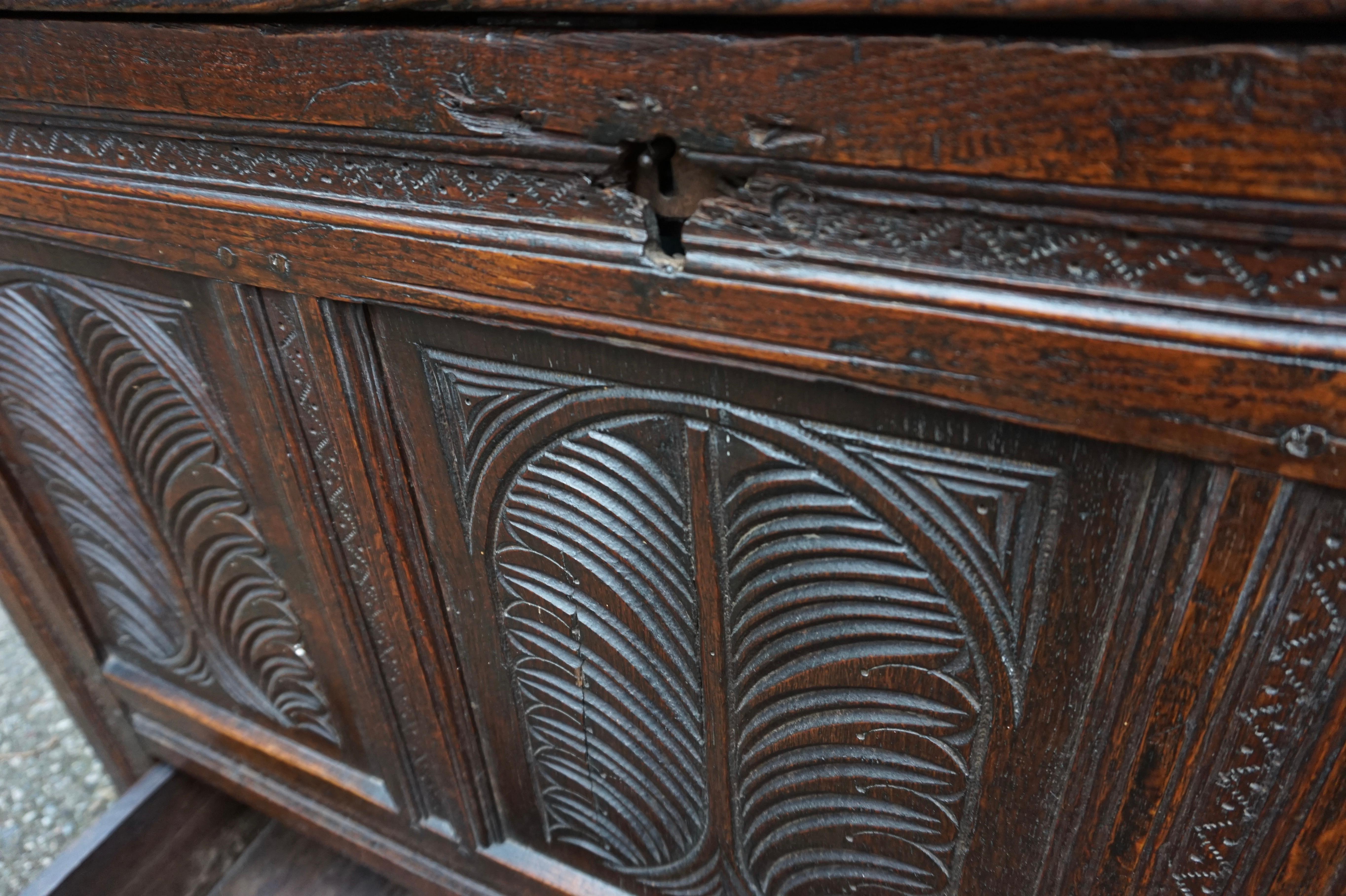 Seltener englischer geschnitzter Dowry-Koffer aus massivem Eichenholz mit Schublade aus dem 15. Jahrhundert im Angebot 5