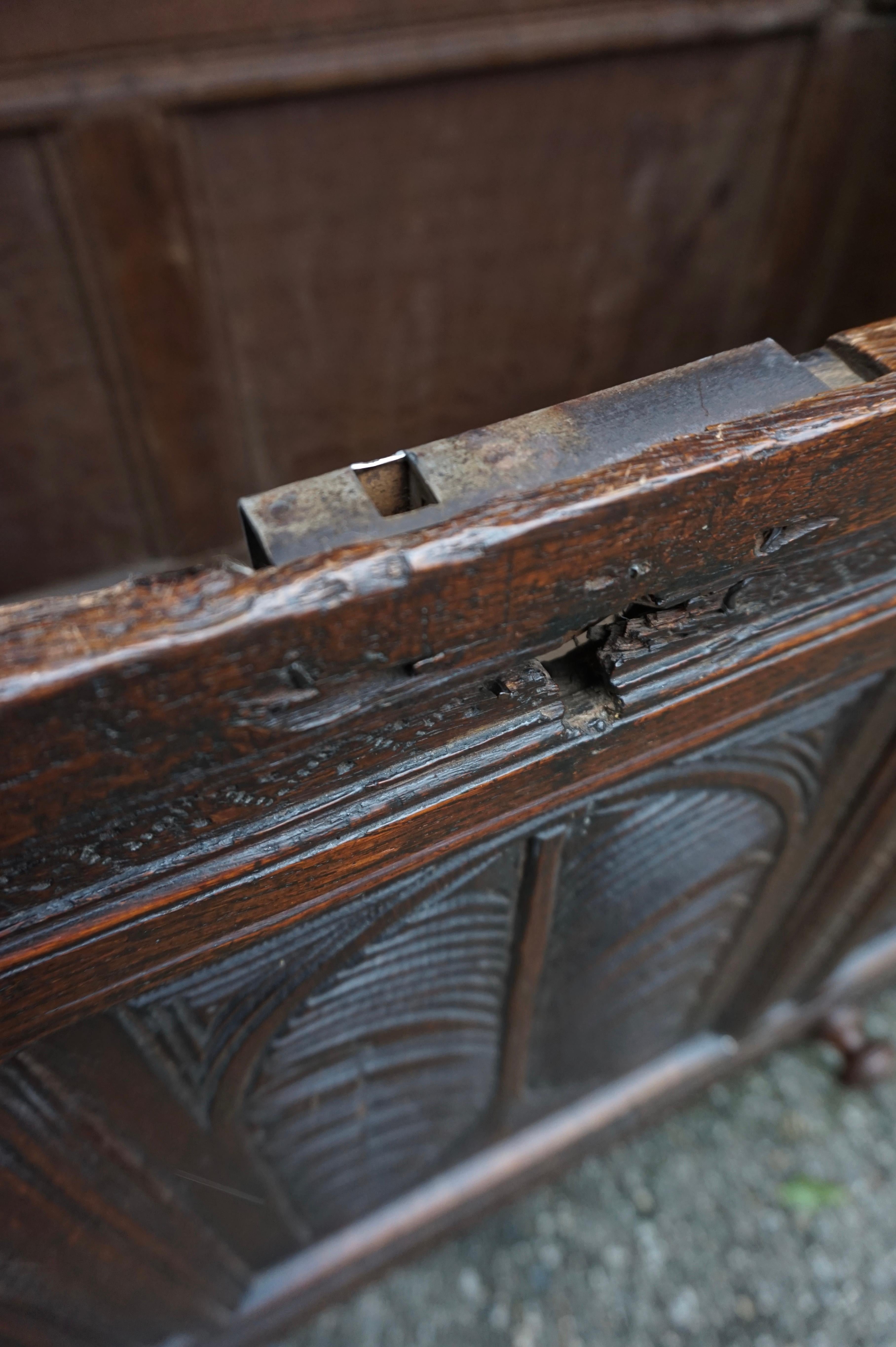 Seltener englischer geschnitzter Dowry-Koffer aus massivem Eichenholz mit Schublade aus dem 15. Jahrhundert im Angebot 6