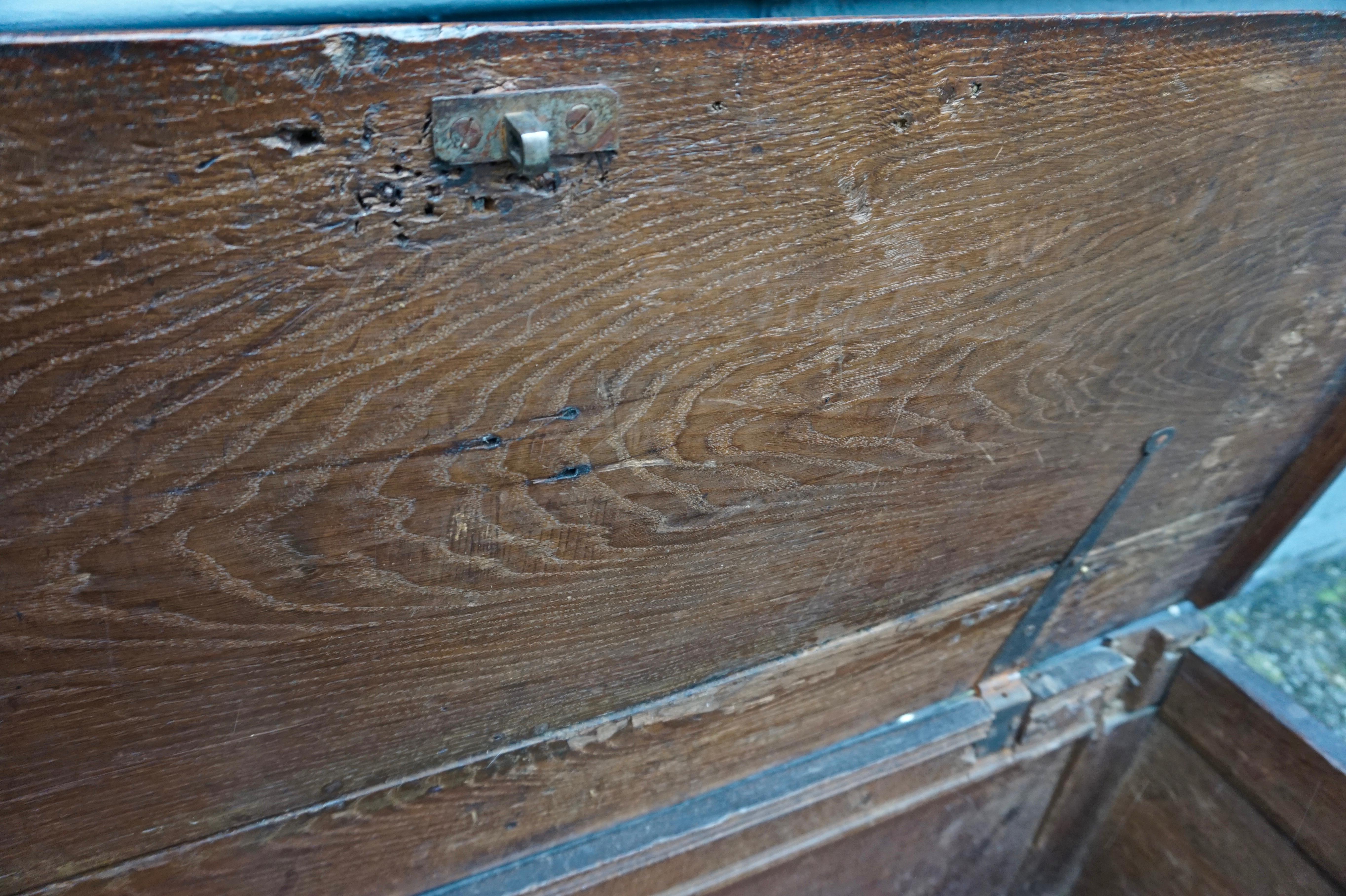 Seltener englischer geschnitzter Dowry-Koffer aus massivem Eichenholz mit Schublade aus dem 15. Jahrhundert im Angebot 12