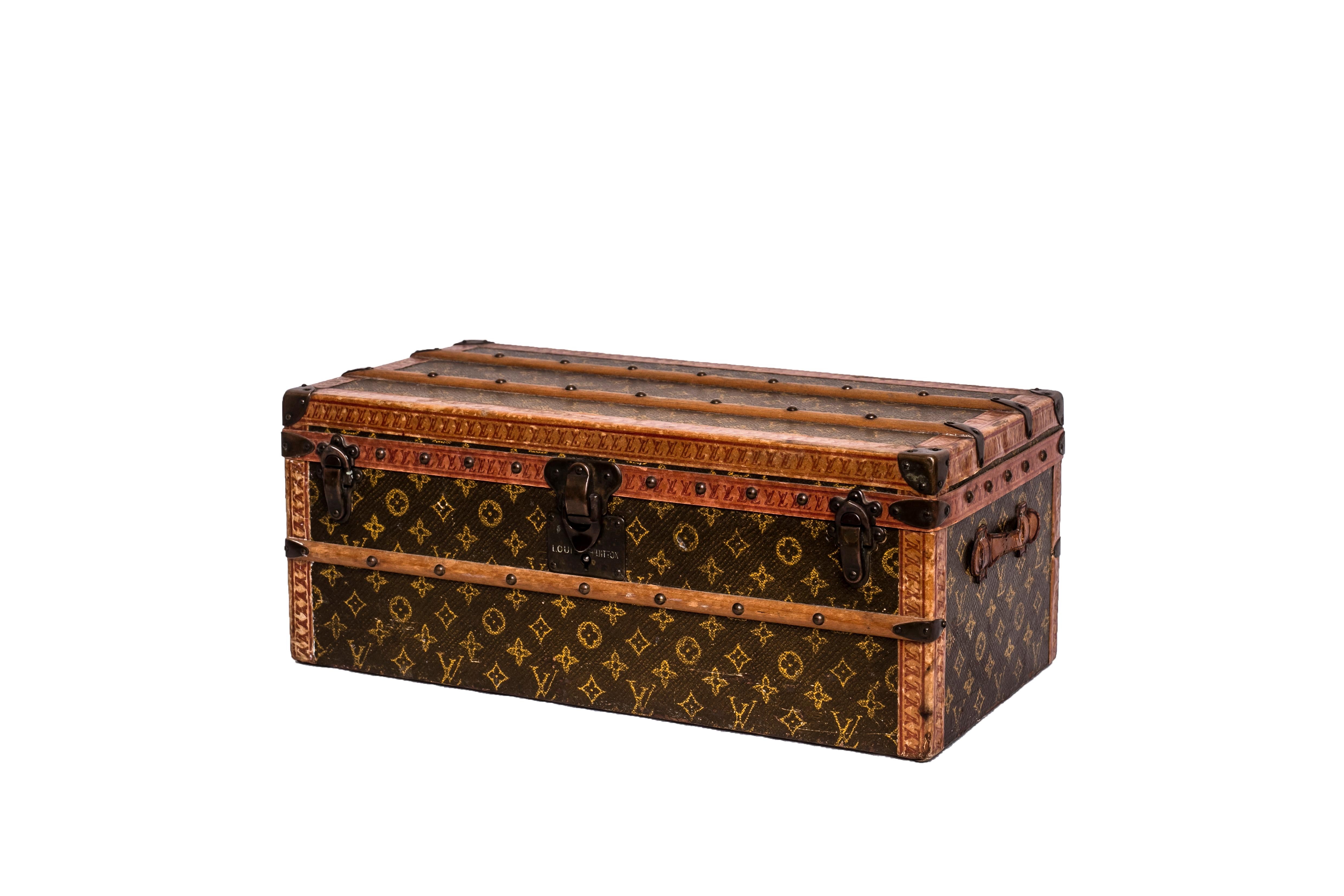 Very rare 1910s Louis Vuitton flower trunk “Malle Fleurs”, in the shape of a courier trunk but miniature, covered of the Louis Vuitton Monogram, leather side handles, wooden slats and brass hardware.

The Interior is a mix of Golden