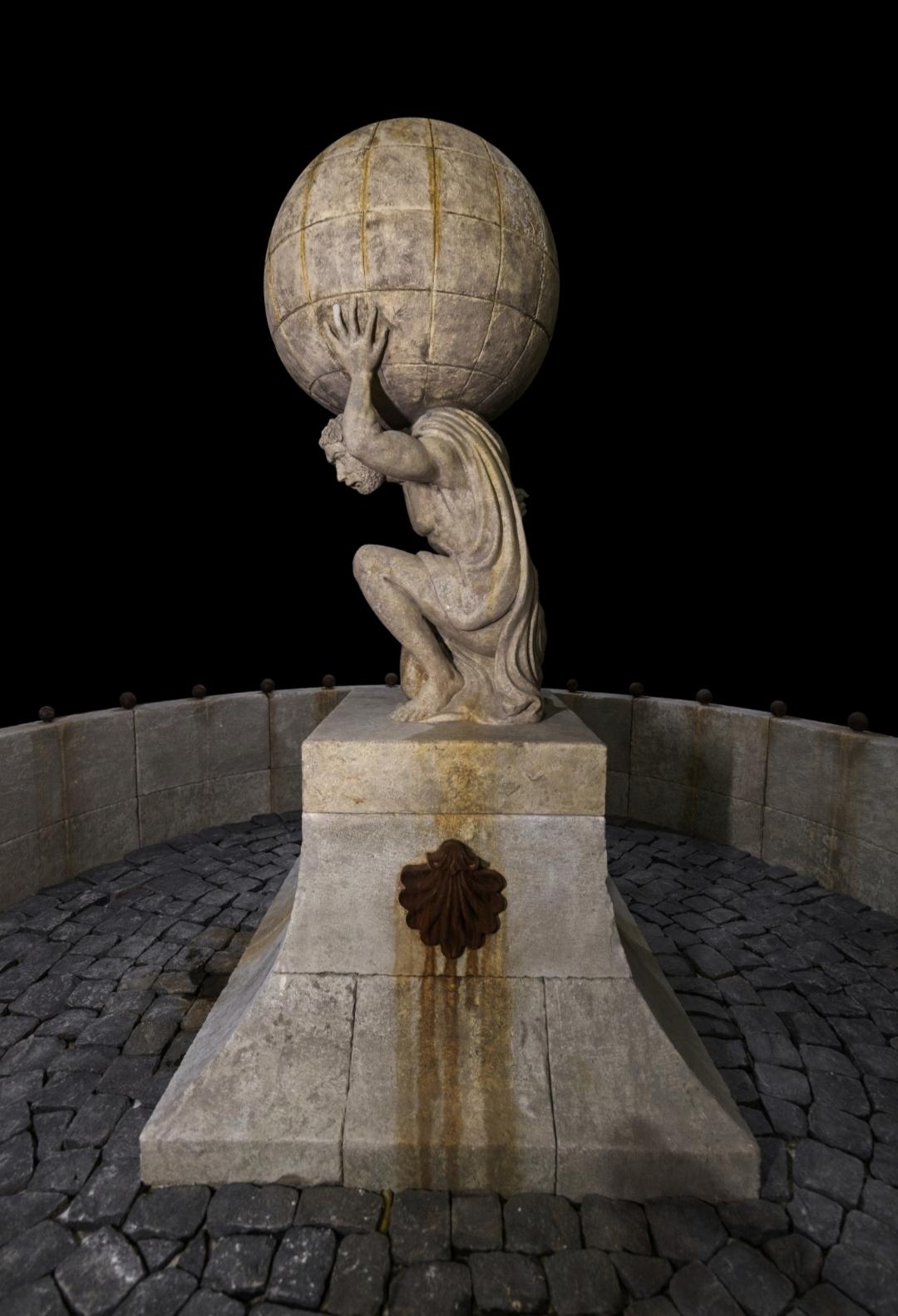Seltener antiker großer antiker großer Brunnen – luxuriöser, aufgearbeiteter italienischer Kalksteinstatuenbrunnen im Angebot 11
