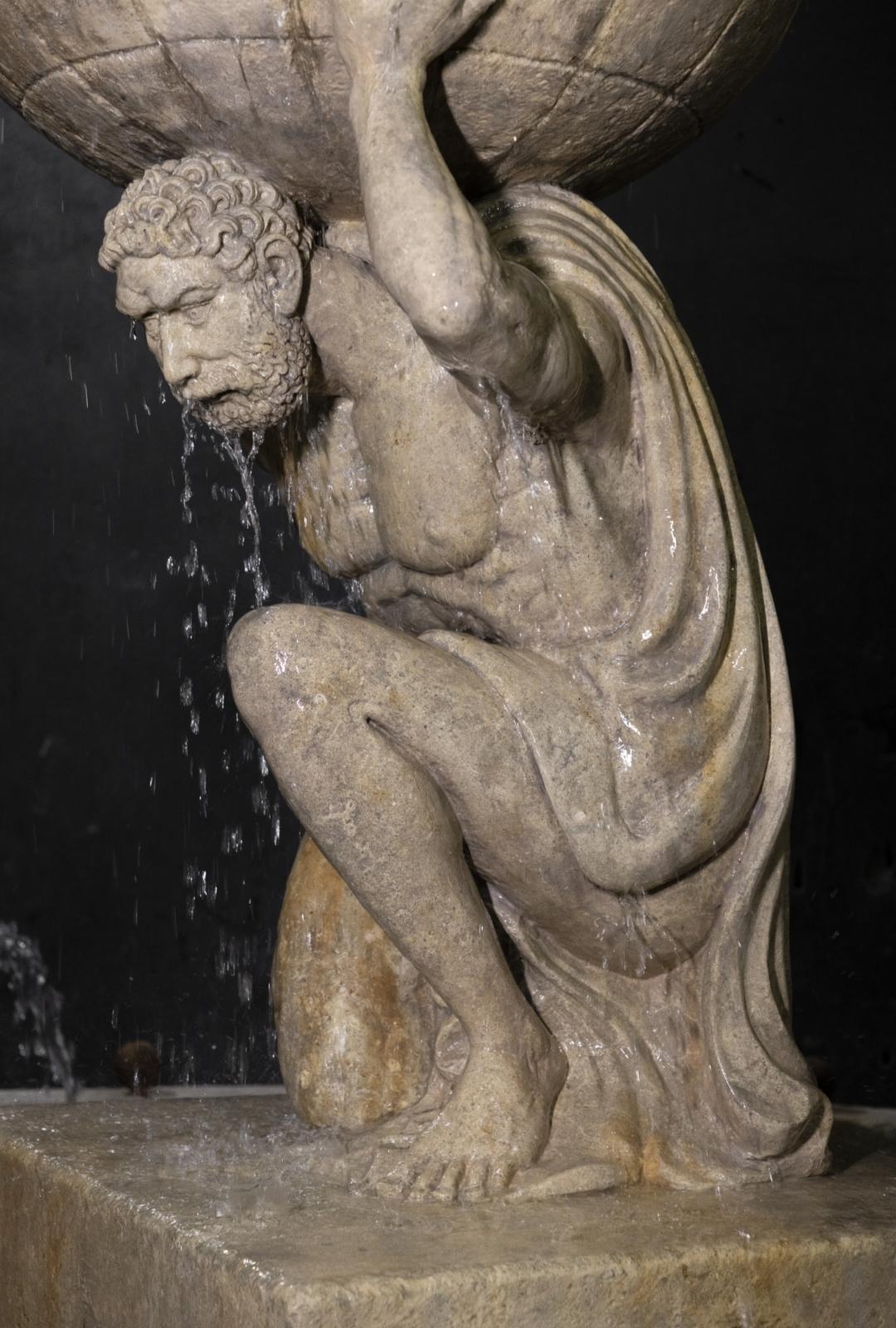 Seltener antiker großer antiker großer Brunnen – luxuriöser, aufgearbeiteter italienischer Kalksteinstatuenbrunnen (Handgeschnitzt) im Angebot
