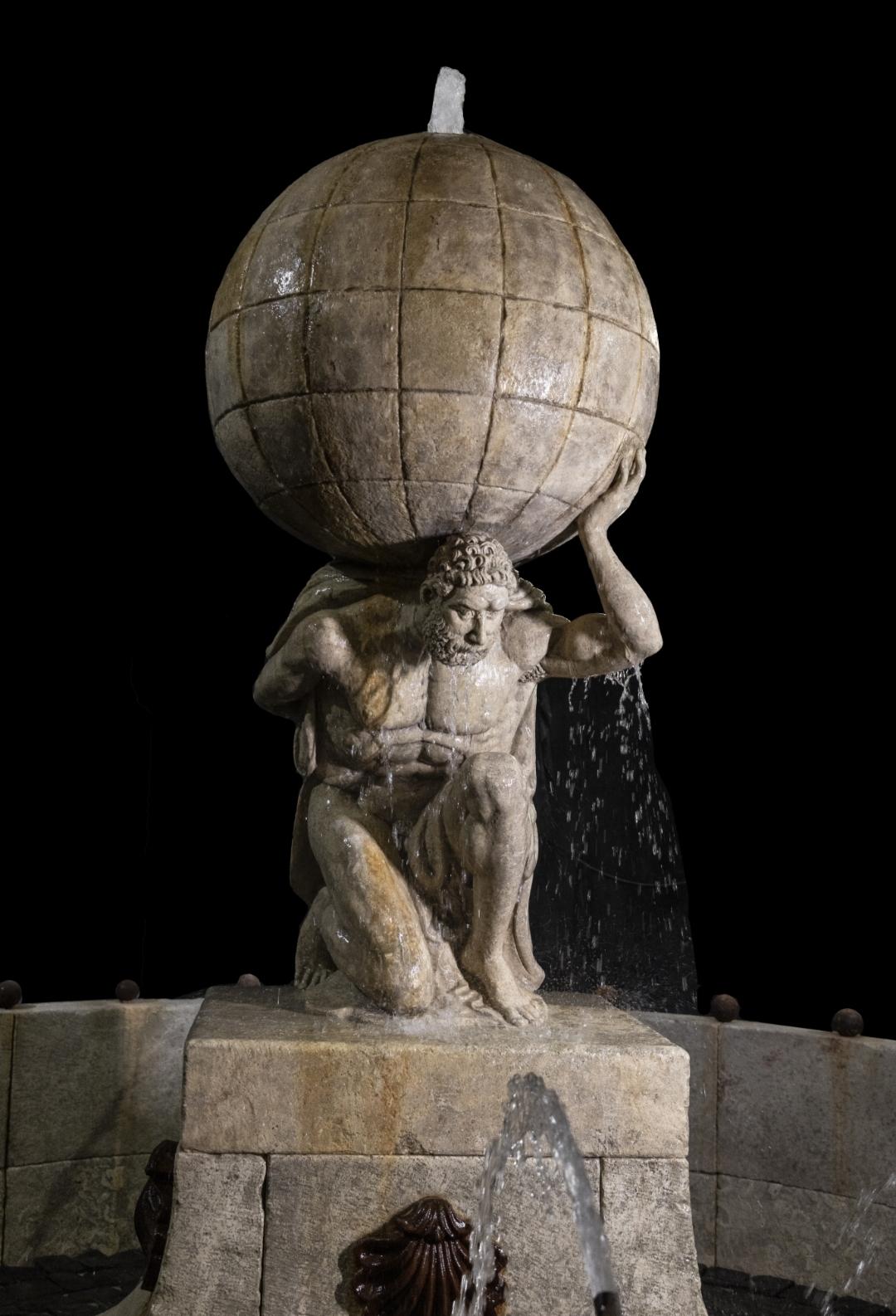 Seltener antiker großer antiker großer Brunnen – luxuriöser, aufgearbeiteter italienischer Kalksteinstatuenbrunnen (Frühes 20. Jahrhundert) im Angebot