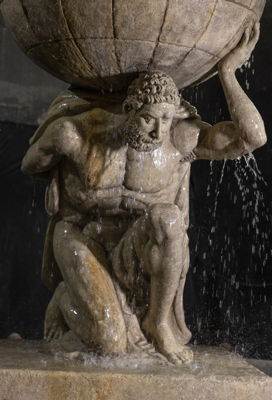 Seltener antiker großer antiker großer Brunnen – luxuriöser, aufgearbeiteter italienischer Kalksteinstatuenbrunnen (Schmiedeeisen) im Angebot