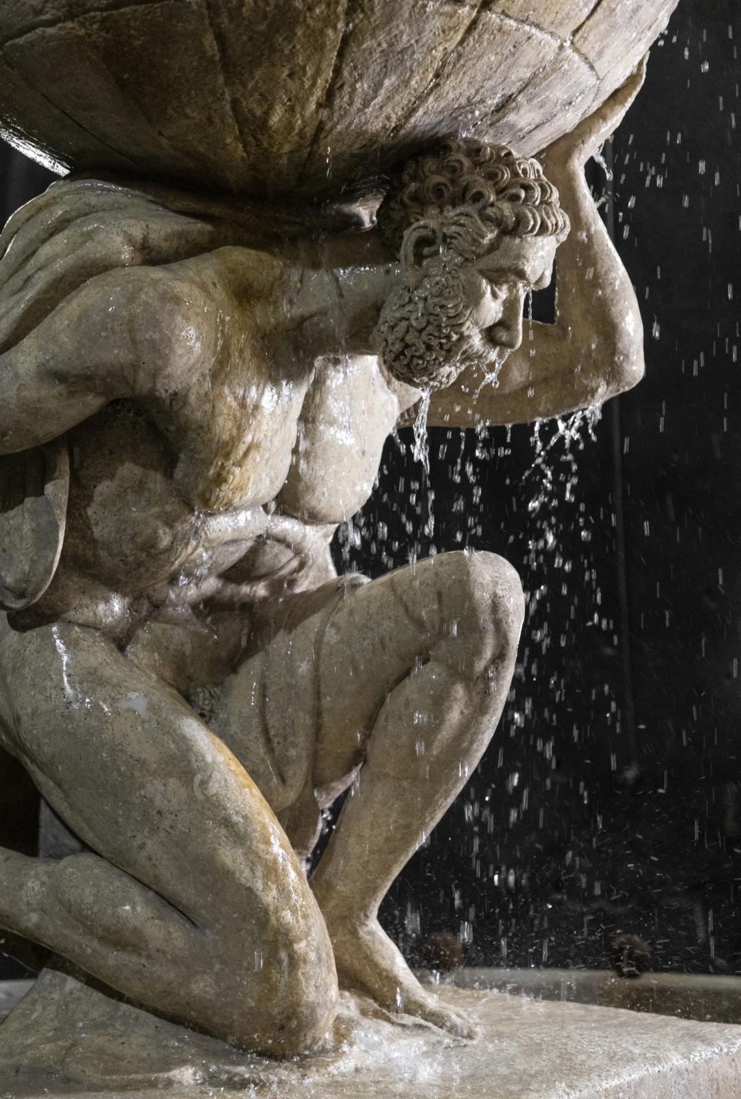Seltener antiker großer antiker großer Brunnen – luxuriöser, aufgearbeiteter italienischer Kalksteinstatuenbrunnen im Angebot 1