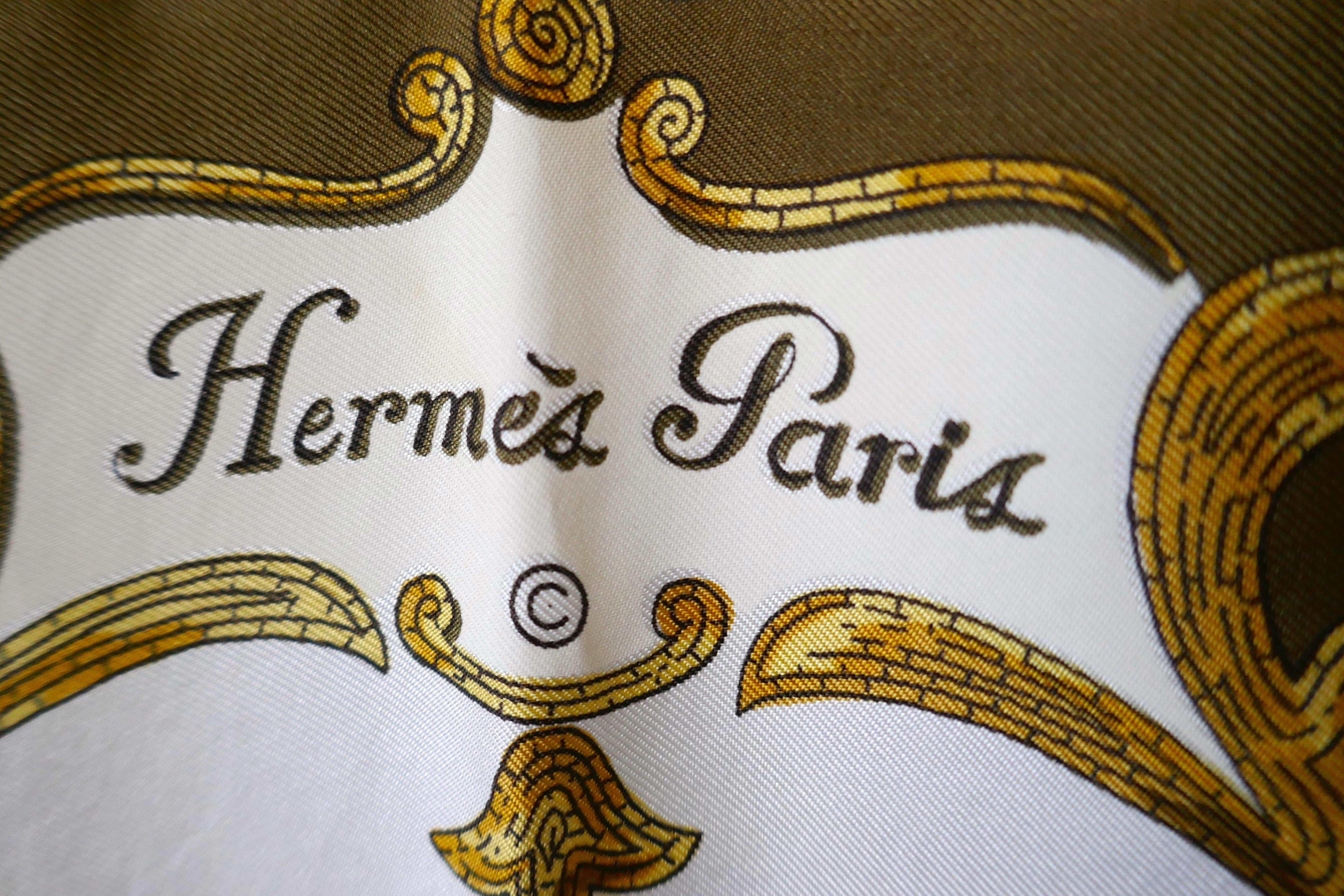 Seltener Hermès Cheval Turc Seidenschal aus dem Jahr 1969 von  Christiane Vauzelles

Vintage, Authentischer ungetragener original Hermes Seidenschal, Grün/Braun Palette 
Dies ist ein exquisites und beliebtes Design, dieser Schal ist von