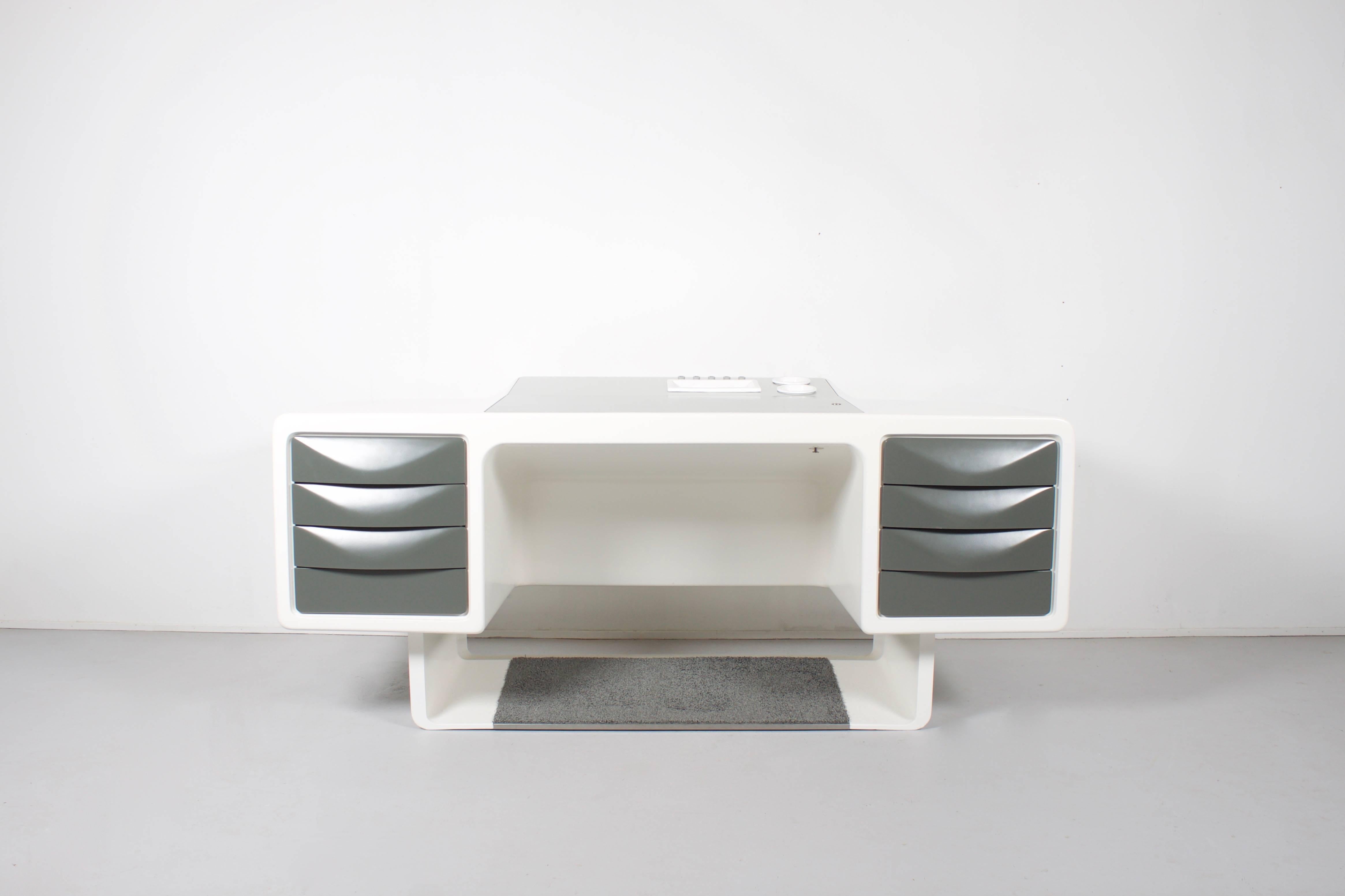 Beautiful Space Age directors desk by Ernest Igl for Wilhelm Werndl

Completely restored, in very good condition.

Body made of molded fiberglass, lacquered white.

Carved wood drawers and writing surface in anthracite.

Aluminum panel with
