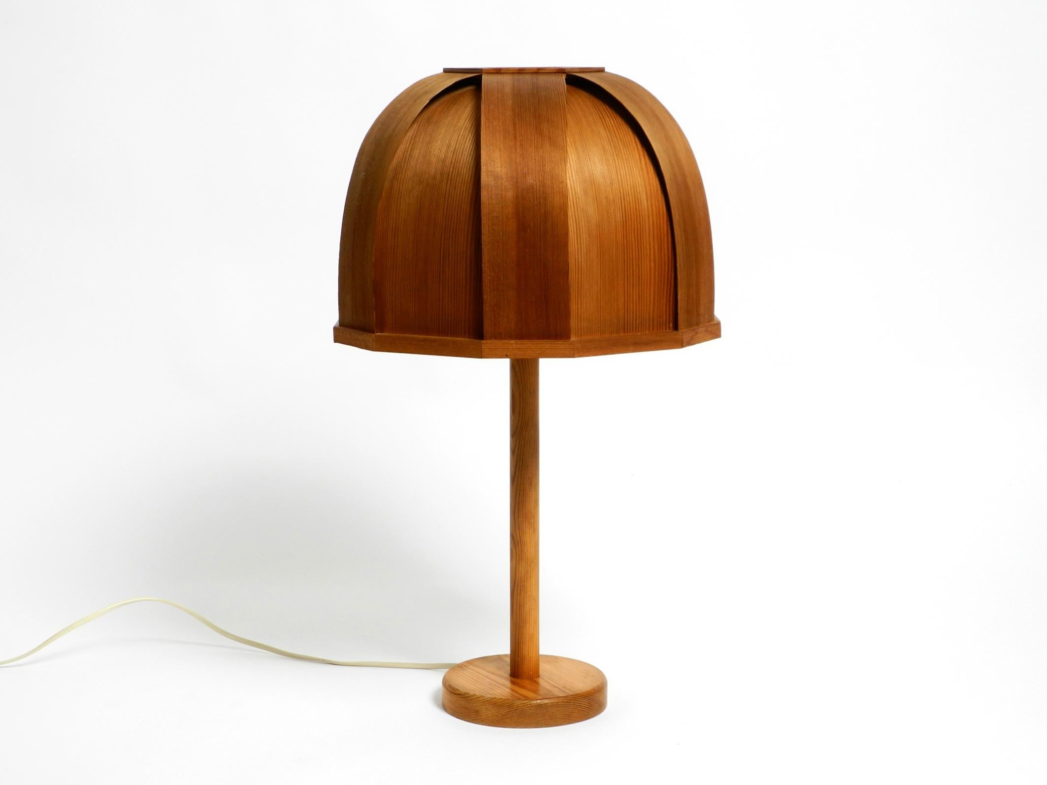 Very rare 1970s pine veneer table lamp with bentwood slats.
Manufacturer is GB Solbackens Svarveri. Made in Sweden.
Beautiful swedish classic from the 1970s.
Very good vintage condition and fully functional.
No damage to the entire lamp. No cracks