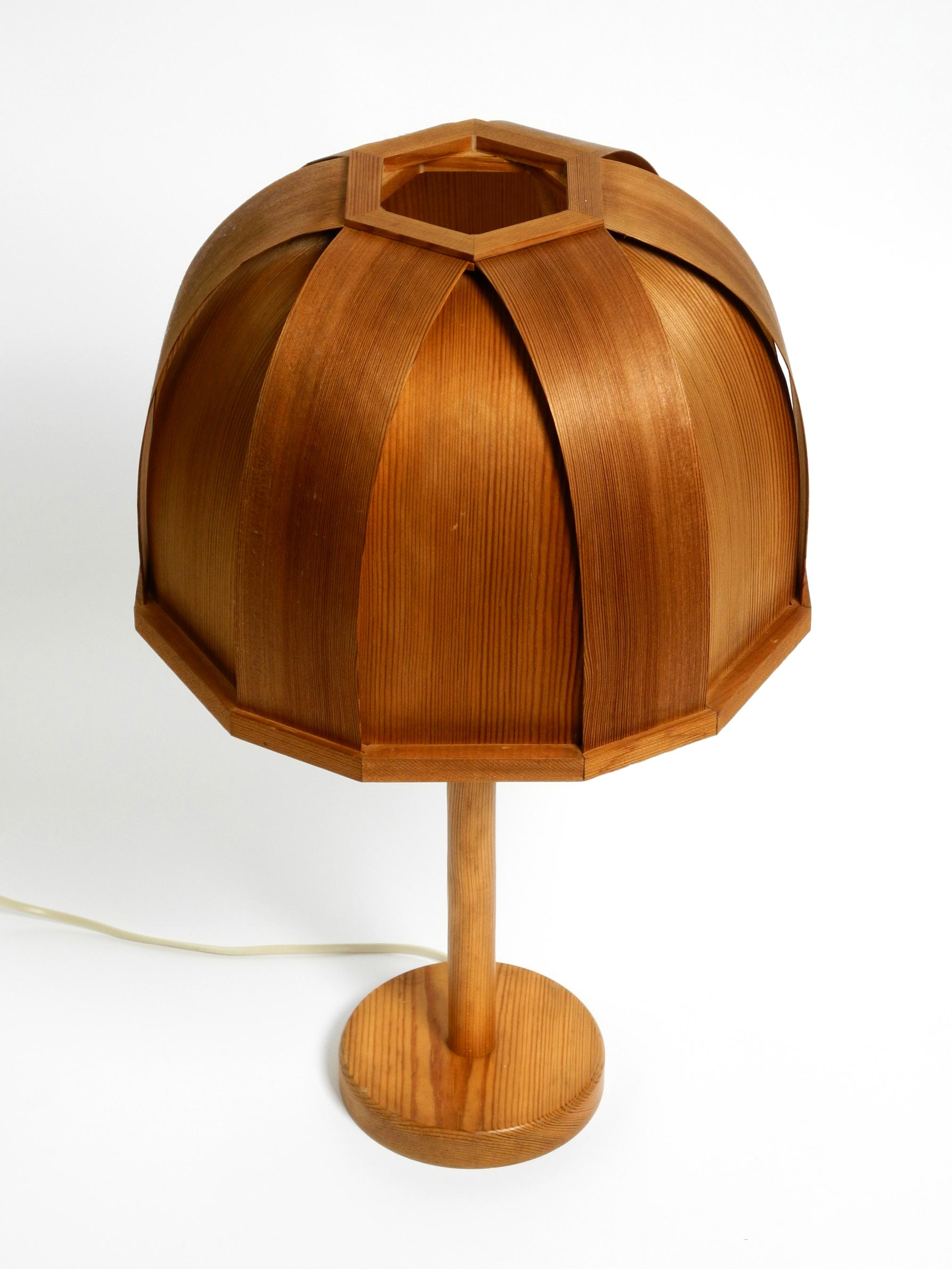 Ère spatiale Très rare lampe de table suédoise des années 1970 en placage de pin courbé par GB Solbackens Svarveri en vente