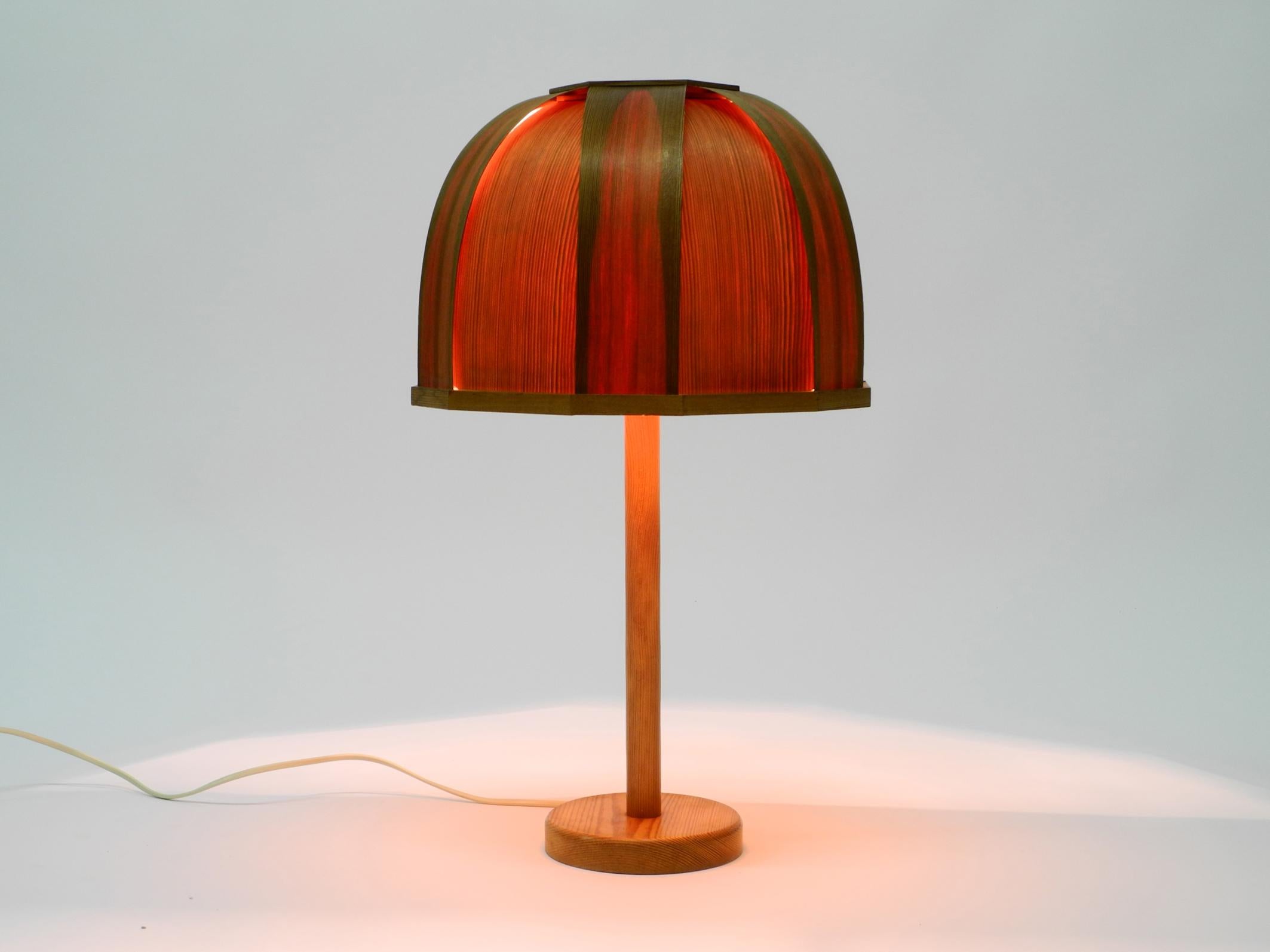 Very rare 1970s Swedish pine bent veneer table lamp by GB Solbackens Svarveri In Good Condition For Sale In München, DE