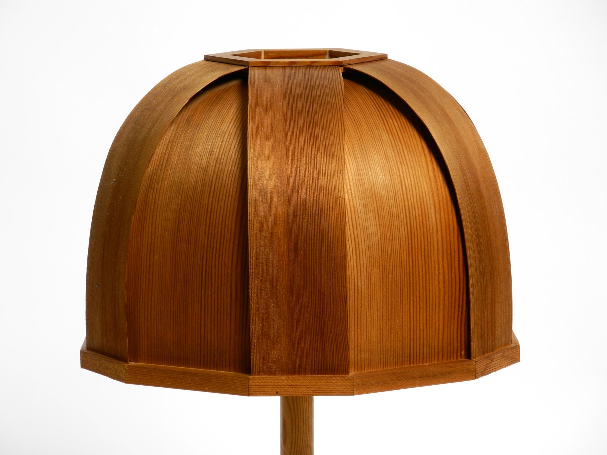 Very rare 1970s Swedish pine bent veneer table lamp by GB Solbackens Svarveri For Sale 1