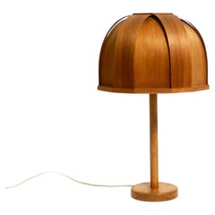 Très rare lampe de table suédoise des années 1970 en placage de pin courbé par GB Solbackens Svarveri