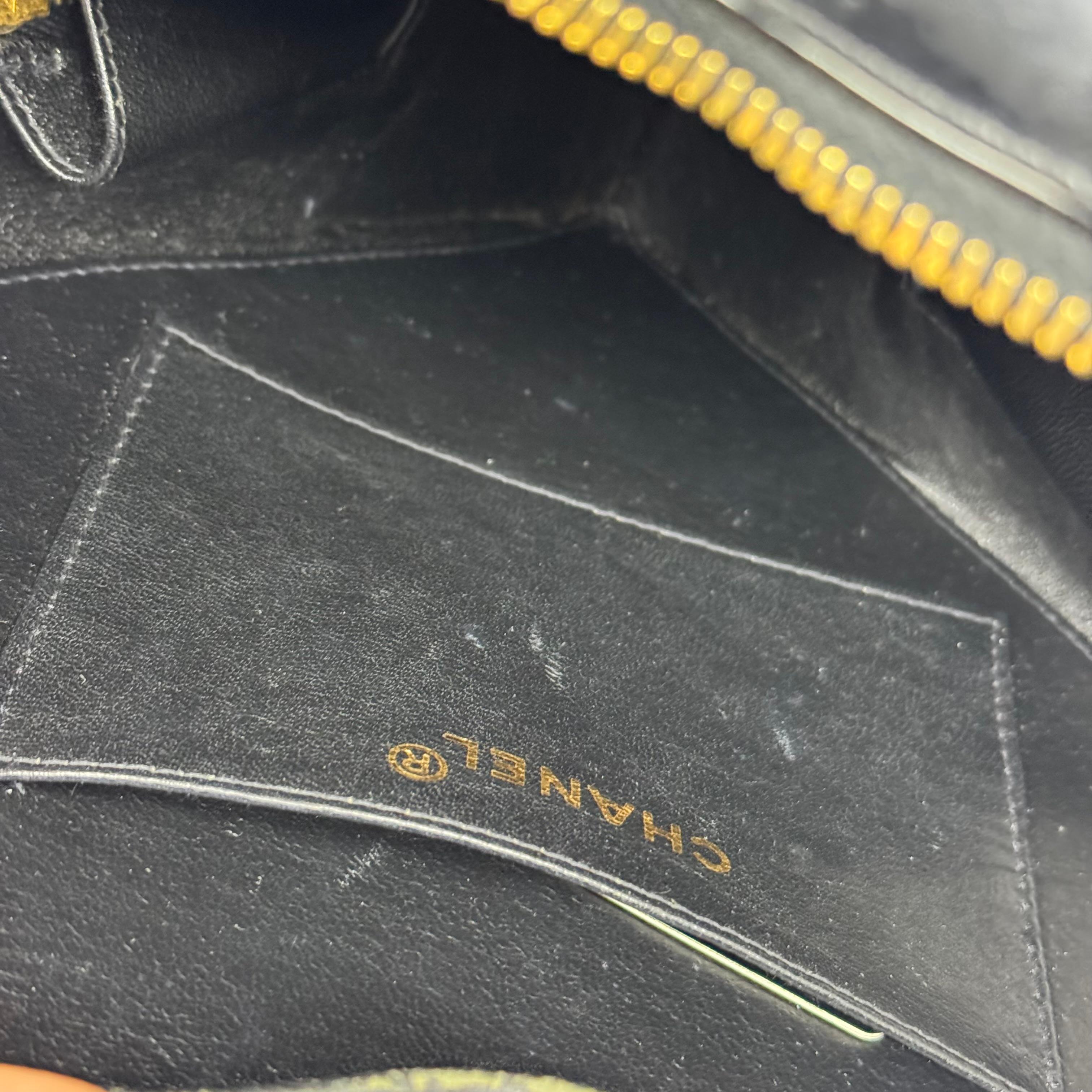Very Rare 1990s Chanel Coco Mark Black Patent Vanity Heart Bag In Good Condition For Sale In Jakarta, Daerah Khusus Ibukota Jakarta