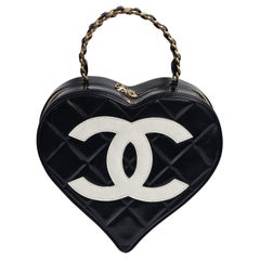 Sehr seltene 1990er Chanel Coco Mark Schwarze Lack Waschtisch-Herz-Tasche