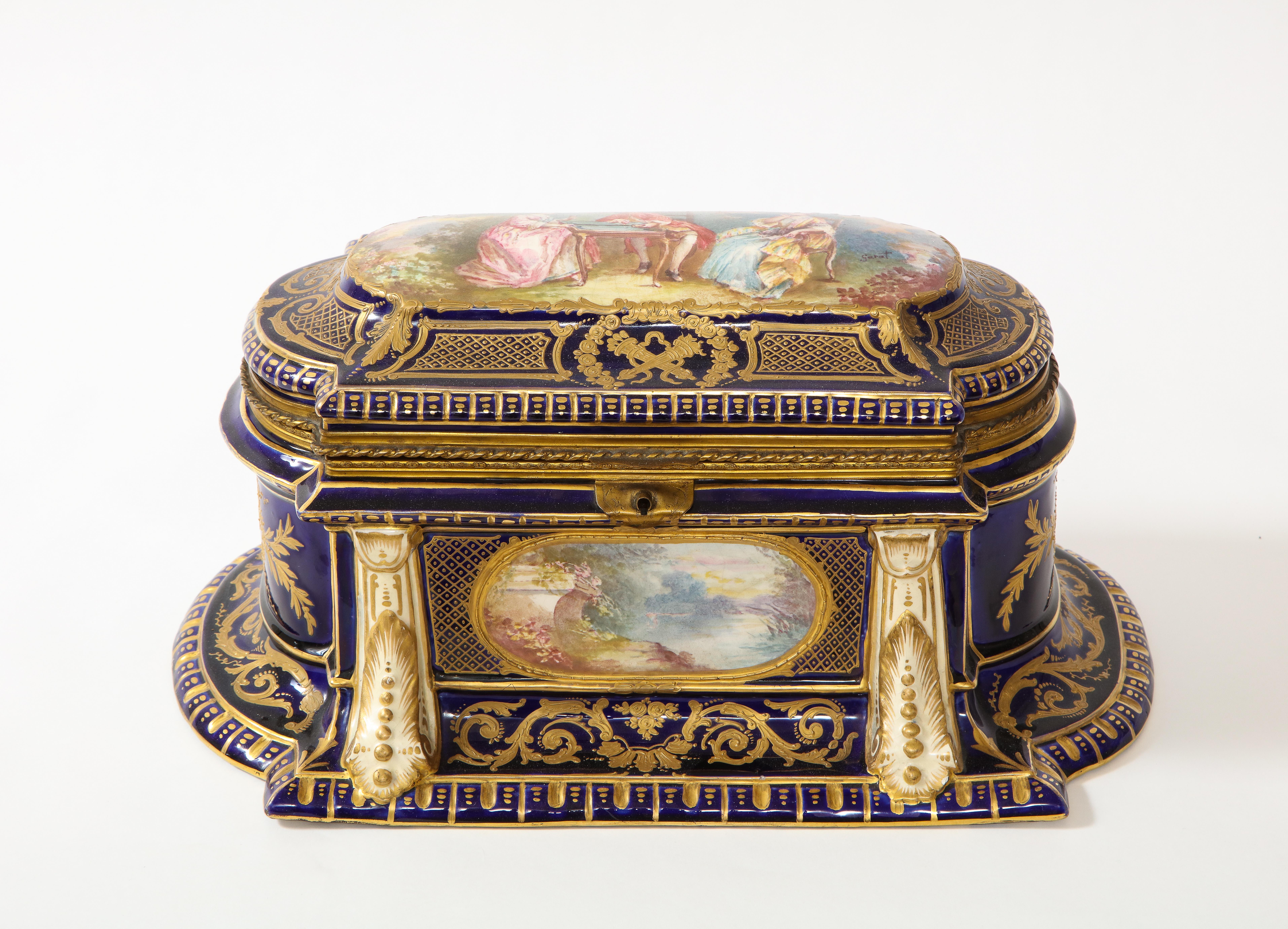 Une très grande et inhabituelle boîte à fond bleu cobalt de Sèvres, de style Louis XVI, montée en bronze doré, signée Sarat. Cette boîte est un véritable chef-d'œuvre. Les boîtes de Sèvres, comme celle-ci, sont très inhabituelles en raison de leur