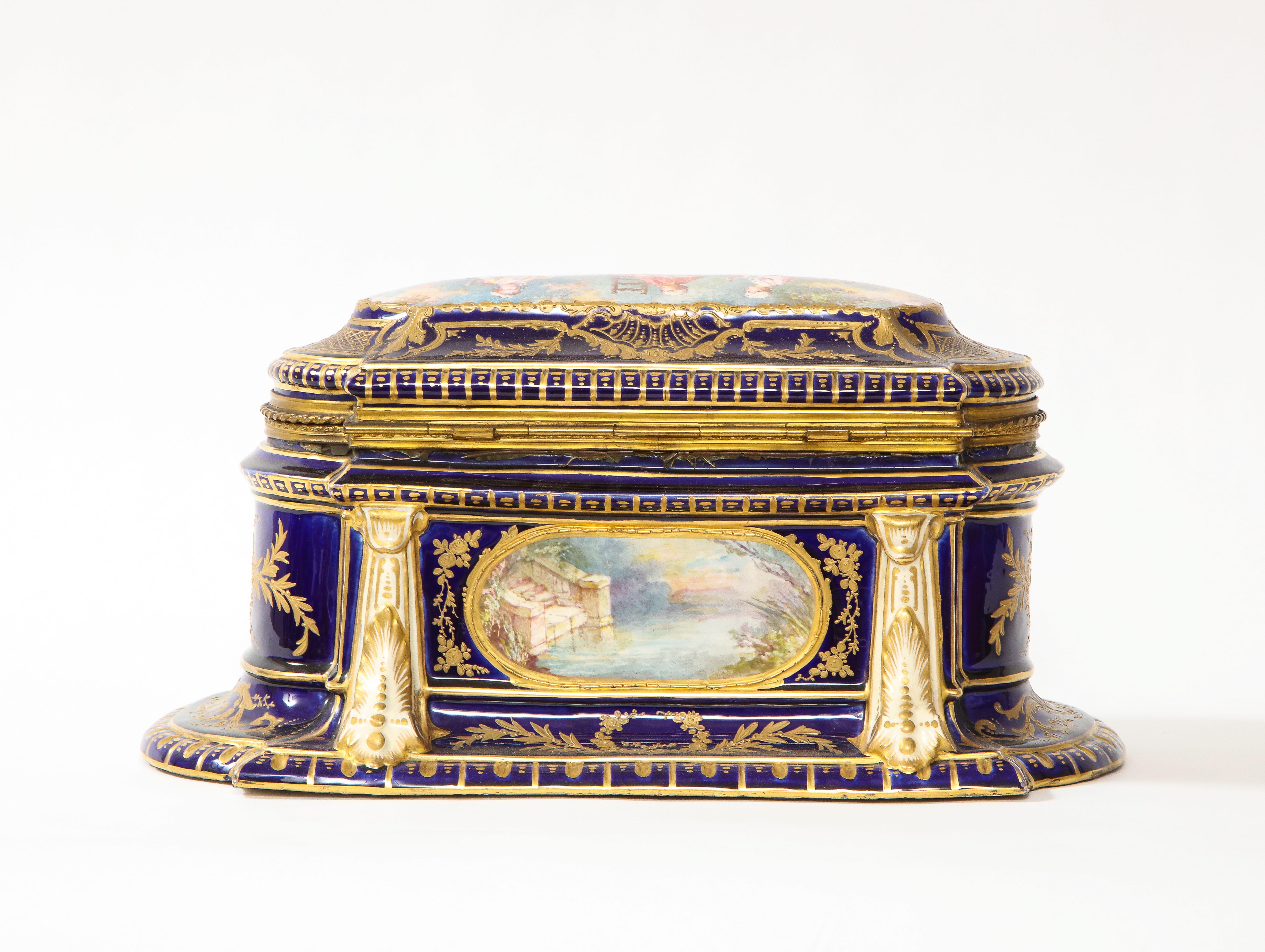 Français Très rare boîte à bijoux en porcelaine de Sèvres à fond bleu cobalt du C.I.C. en vente