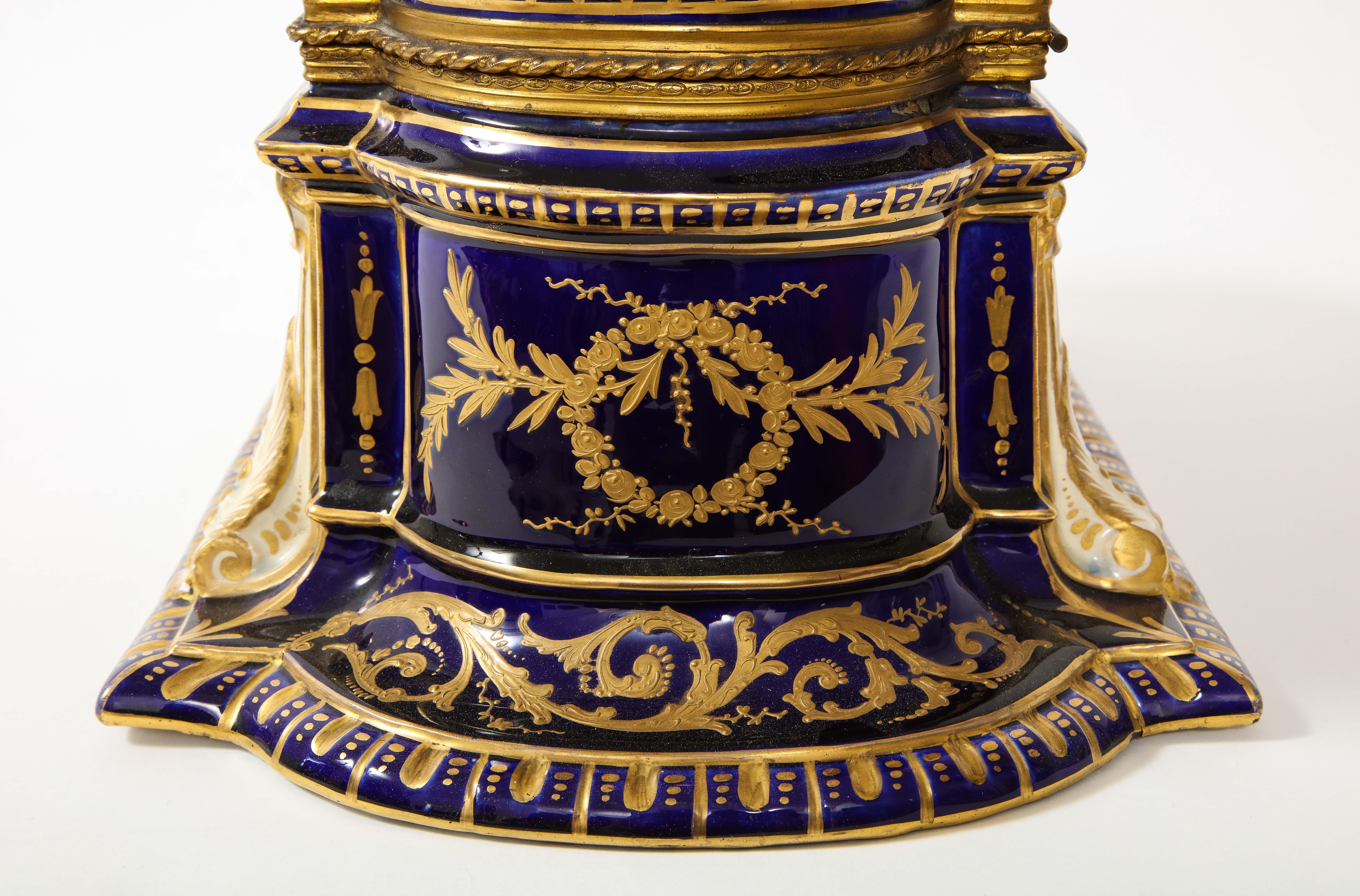 Très rare boîte à bijoux en porcelaine de Sèvres à fond bleu cobalt du C.I.C. en vente 1