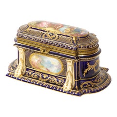Très rare boîte à bijoux en porcelaine de Sèvres à fond bleu cobalt du C.I.C.