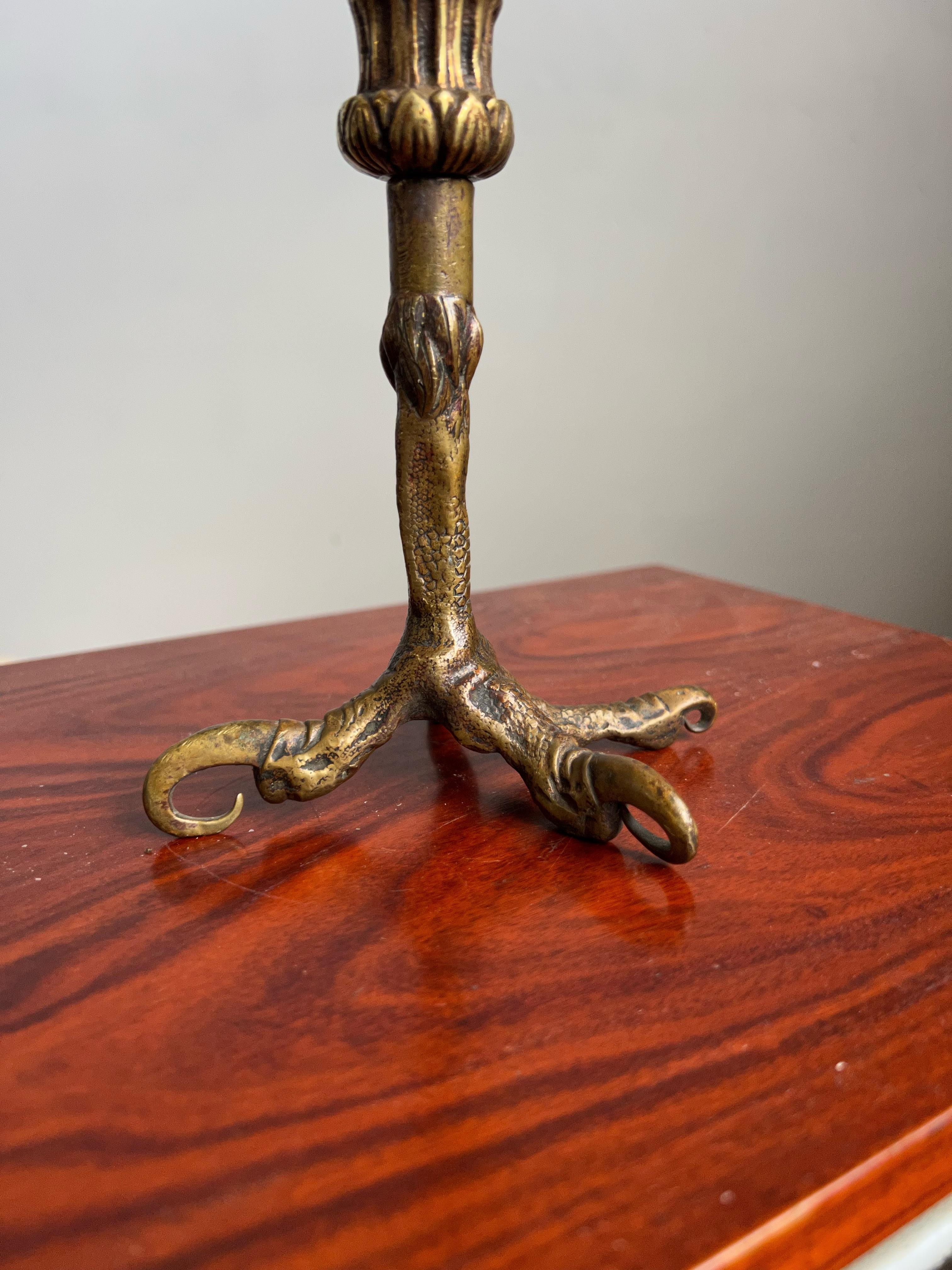 Seltener antiker Bronze-Kerzenhalter mit kalt bemalter Adlerklaue aus dem 19. Jahrhundert (Viktorianisch) im Angebot