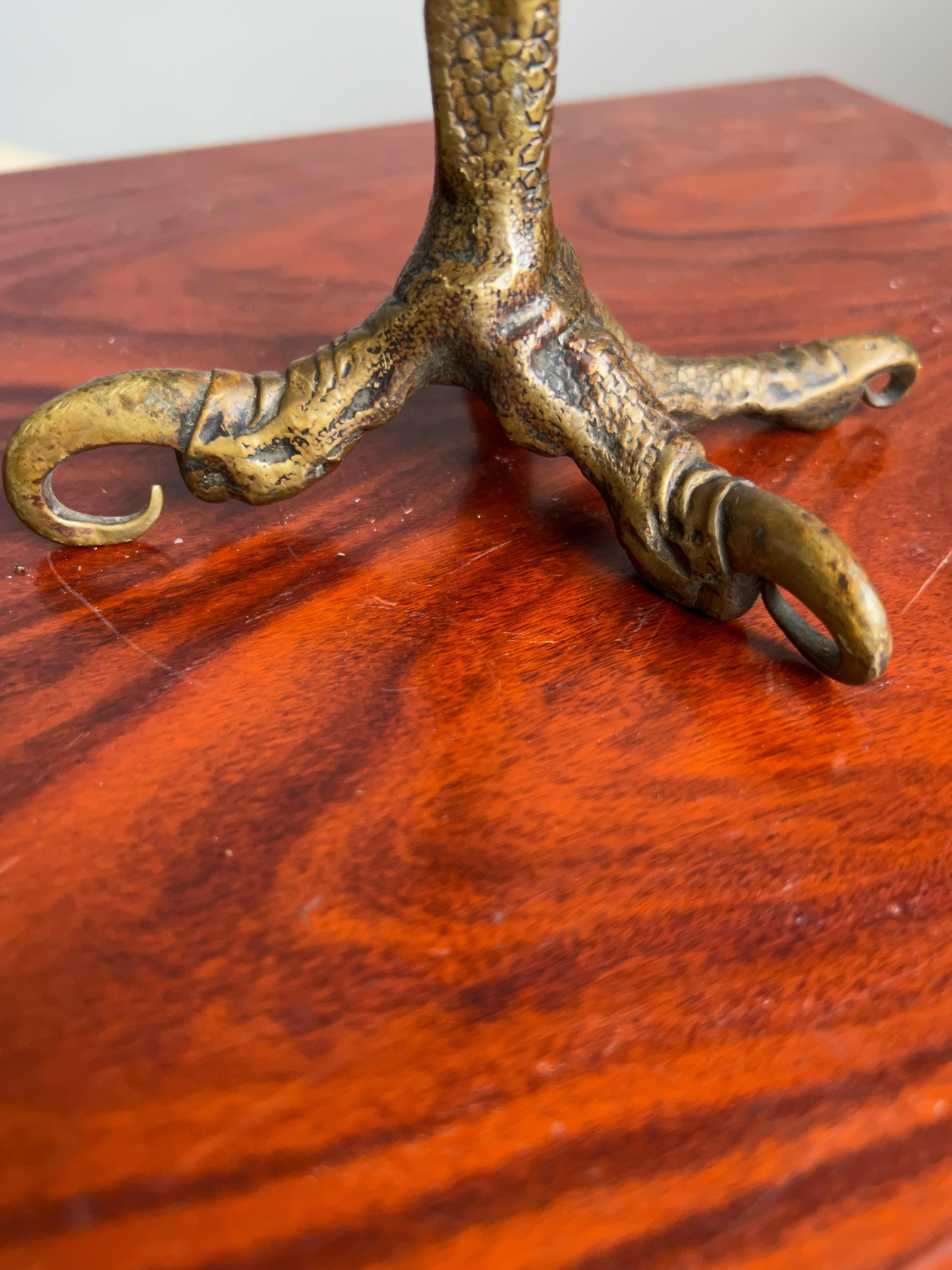 Seltener antiker Bronze-Kerzenhalter mit kalt bemalter Adlerklaue aus dem 19. Jahrhundert (Europäisch) im Angebot