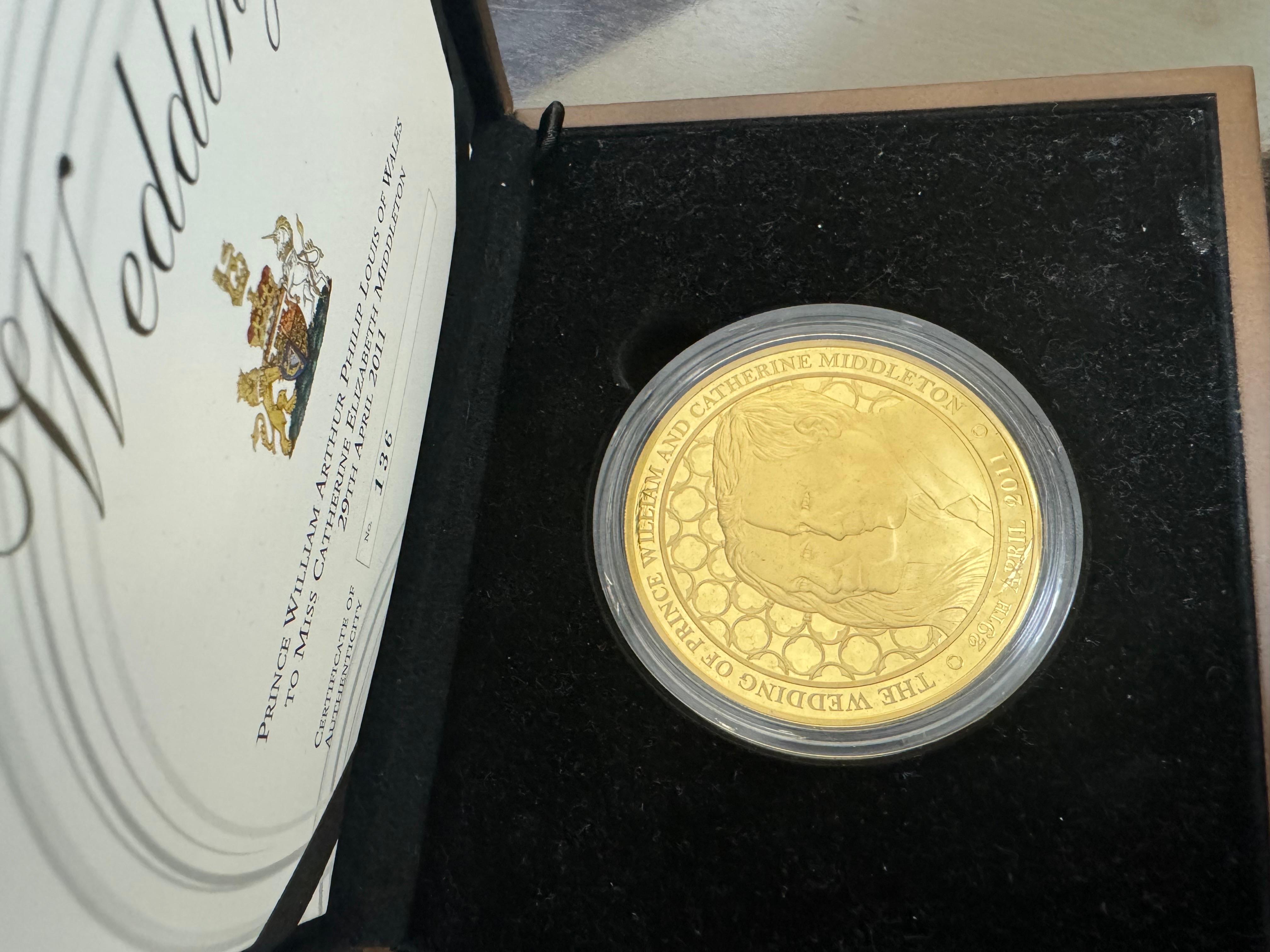Sehr seltene 2011 5 Oz Gold Prince William & Catherine Königliche Hochzeit Goldmünze im Zustand „Neu“ im Angebot in Los Angeles, CA