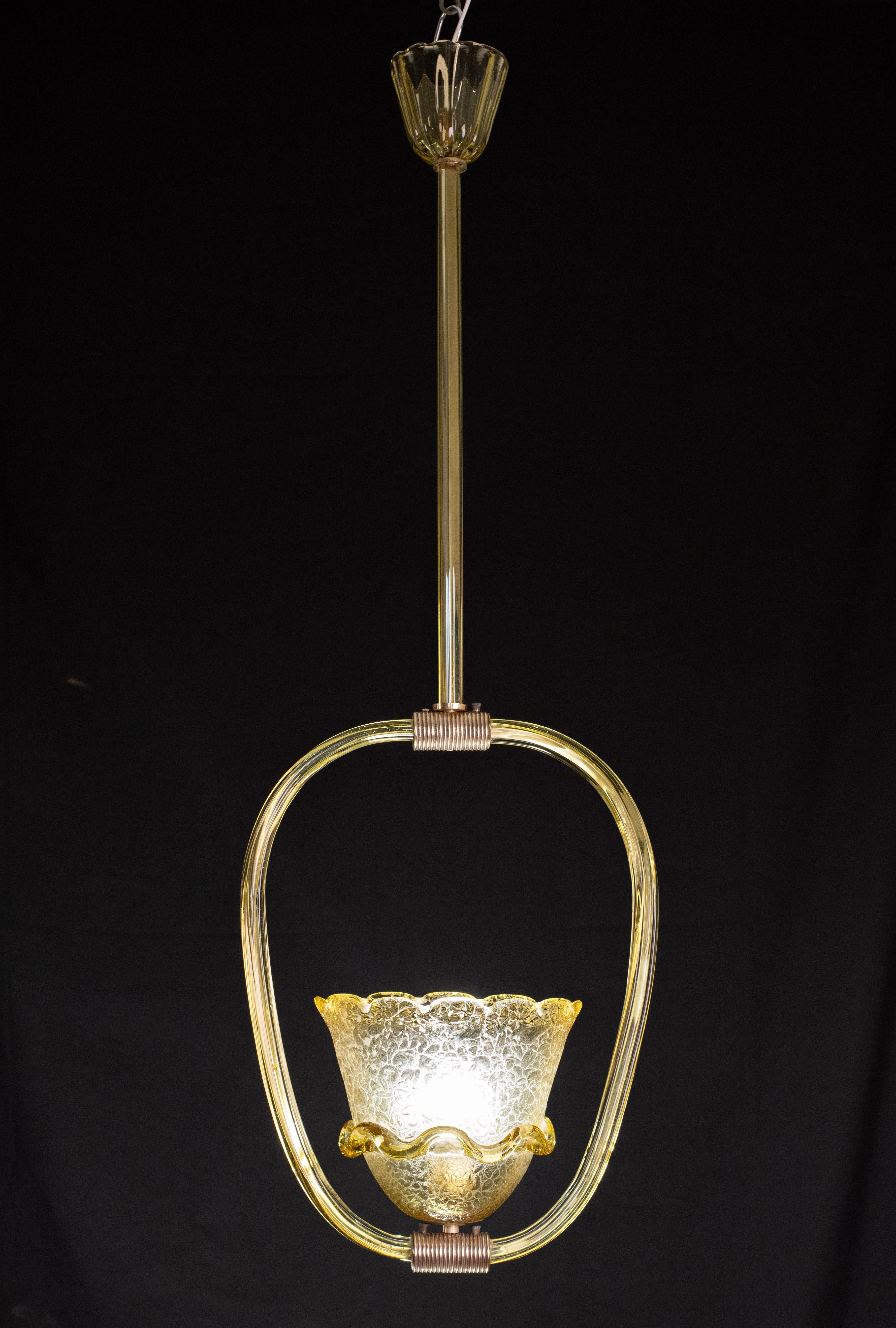 Stunning Murano chandelier extremely rare for its unique amber color.
The chandelier is certainly attributed to the Barovier and Toso glassworks.
The chandelier mounts one e27 light points, possible to rewire for Usa standards.
It measures 105