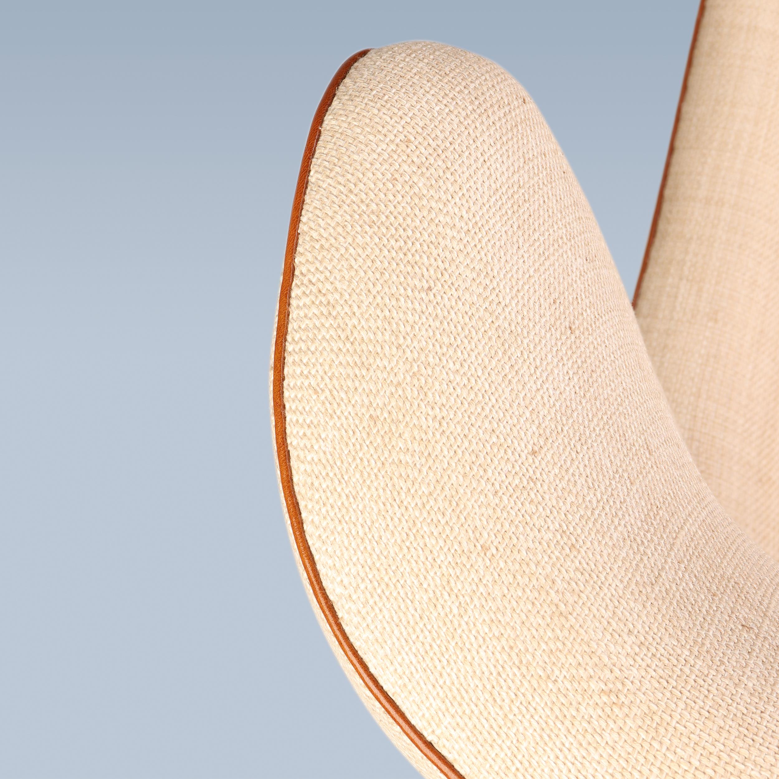 Fauteuil à oreilles danois en toile Off-White, détails en cuir Niger, pieds en orme en vente 4