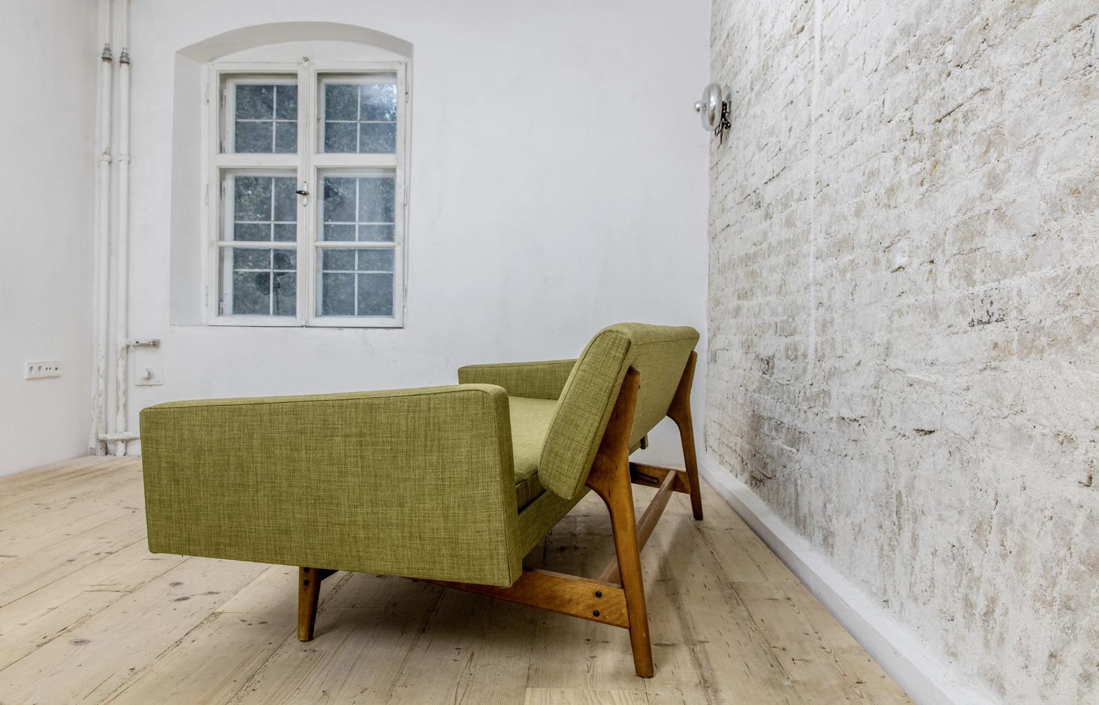This very rare swedish Sofa has an straight elegant line with a frame of massiv teak. It was designed by well-known Swedish designer Karl-Erik Ekselius. Without effort, it can be converted into an daybed. Original woolen cushions and teak frame in