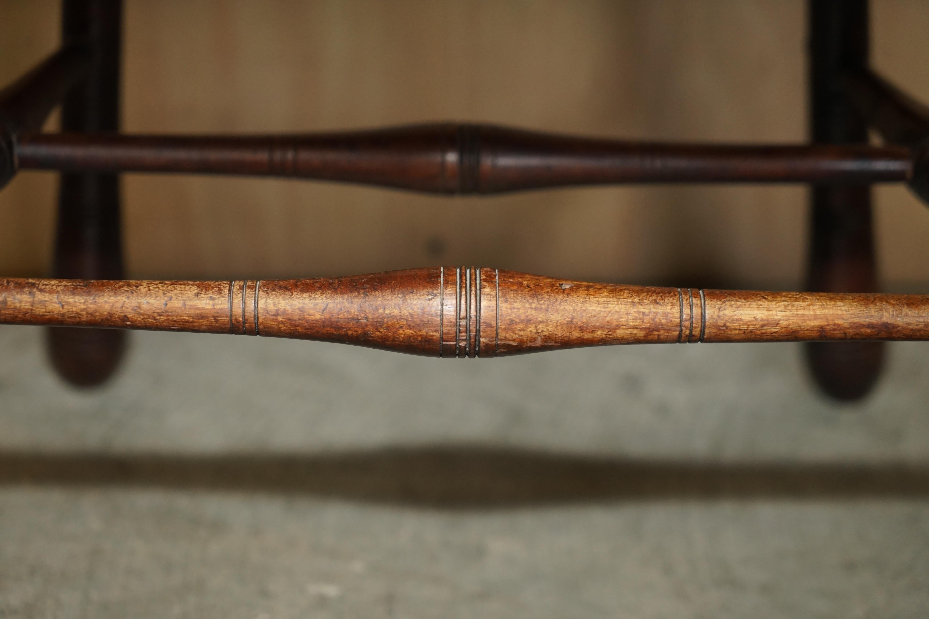 Rarissima e importante poltrona Wingback Windsor Spindle del XIX secolo in frassino in vendita 5