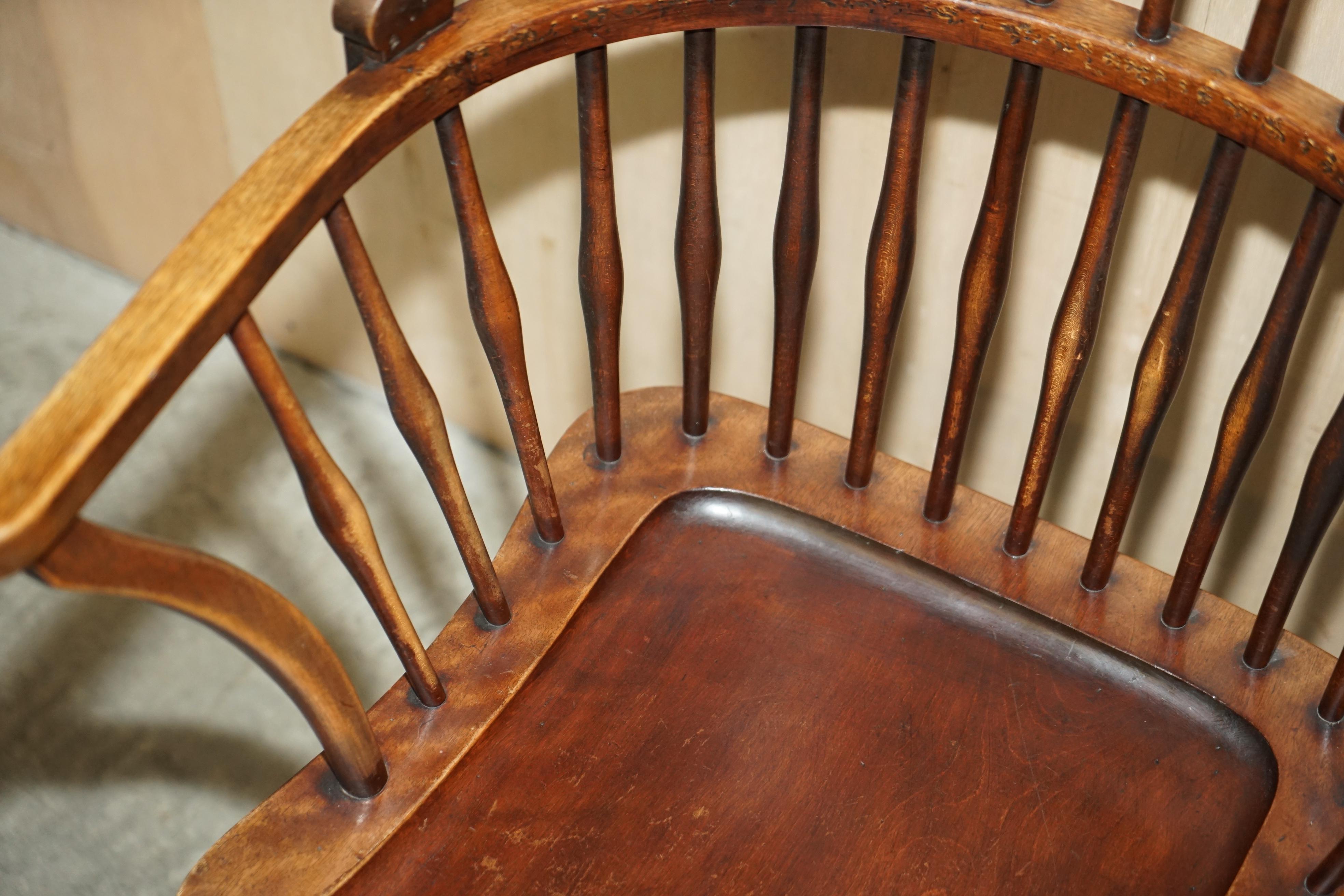 Rarissima e importante poltrona Wingback Windsor Spindle del XIX secolo in frassino in vendita 8