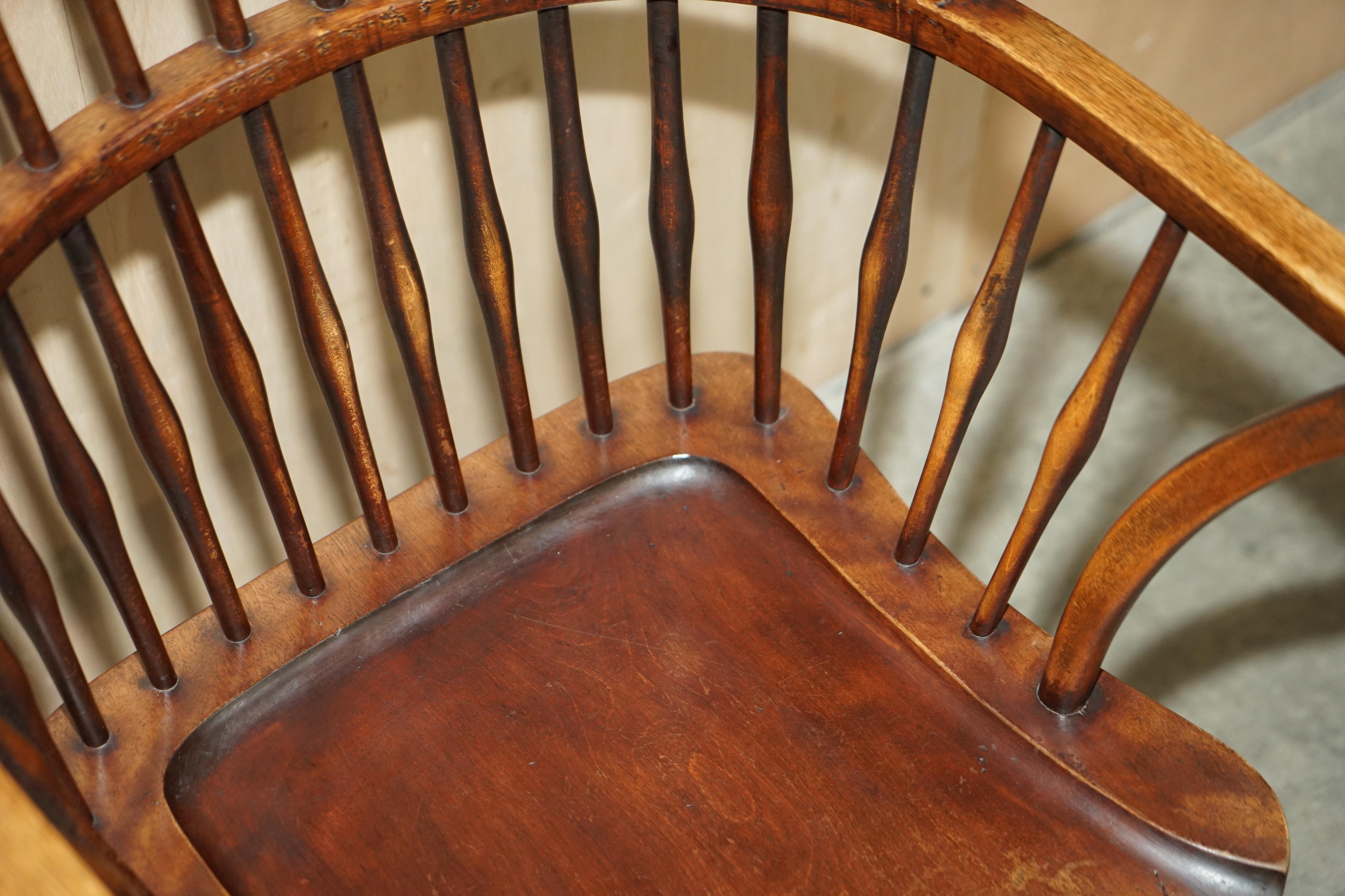 Rarissima e importante poltrona Wingback Windsor Spindle del XIX secolo in frassino in vendita 9