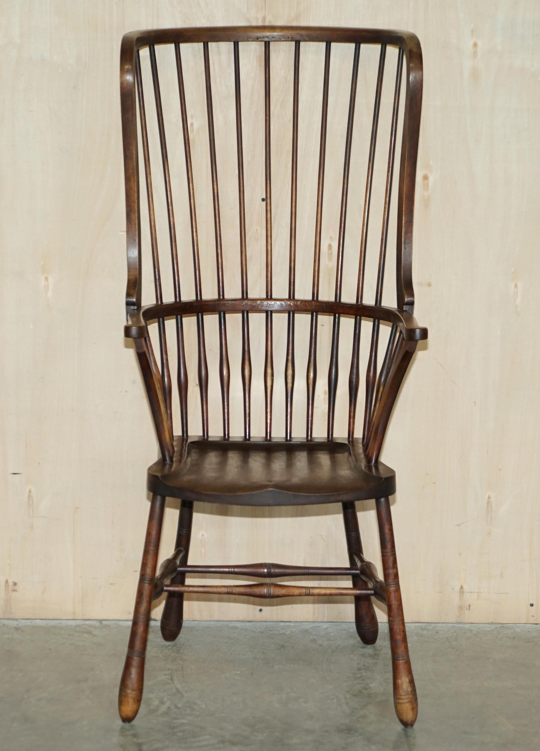 Wir freuen uns, diesen atemberaubenden englischen, extragroßen Wingback Windsor Sessel aus Esche aus dem frühen 19.

Ich habe in meiner Zeit Tausende von Windsor-Sesseln gesehen, aber dies ist der einzige, der wie ein Porter-Sessel geformt ist. Er