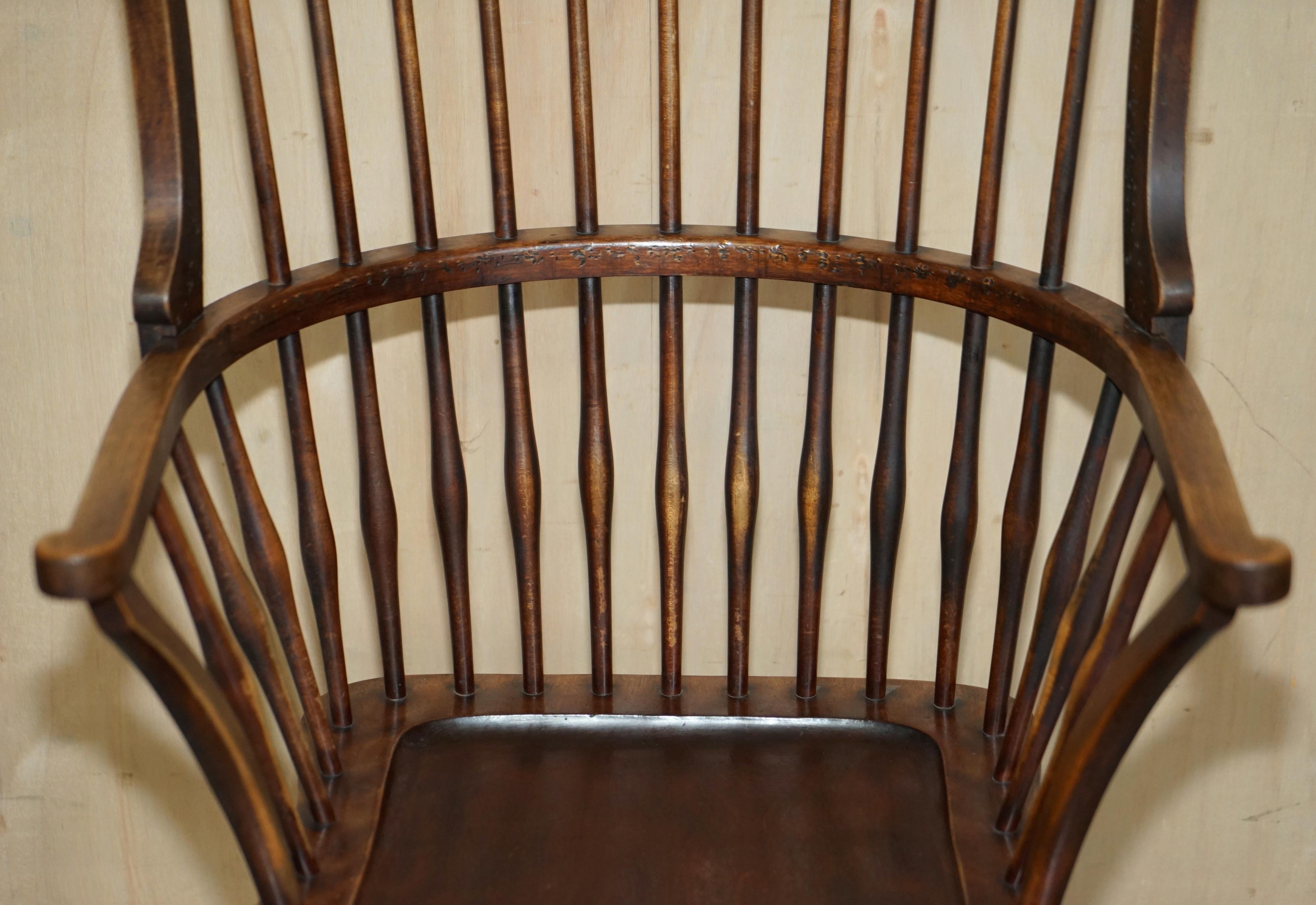 Inglese Rarissima e importante poltrona Wingback Windsor Spindle del XIX secolo in frassino in vendita
