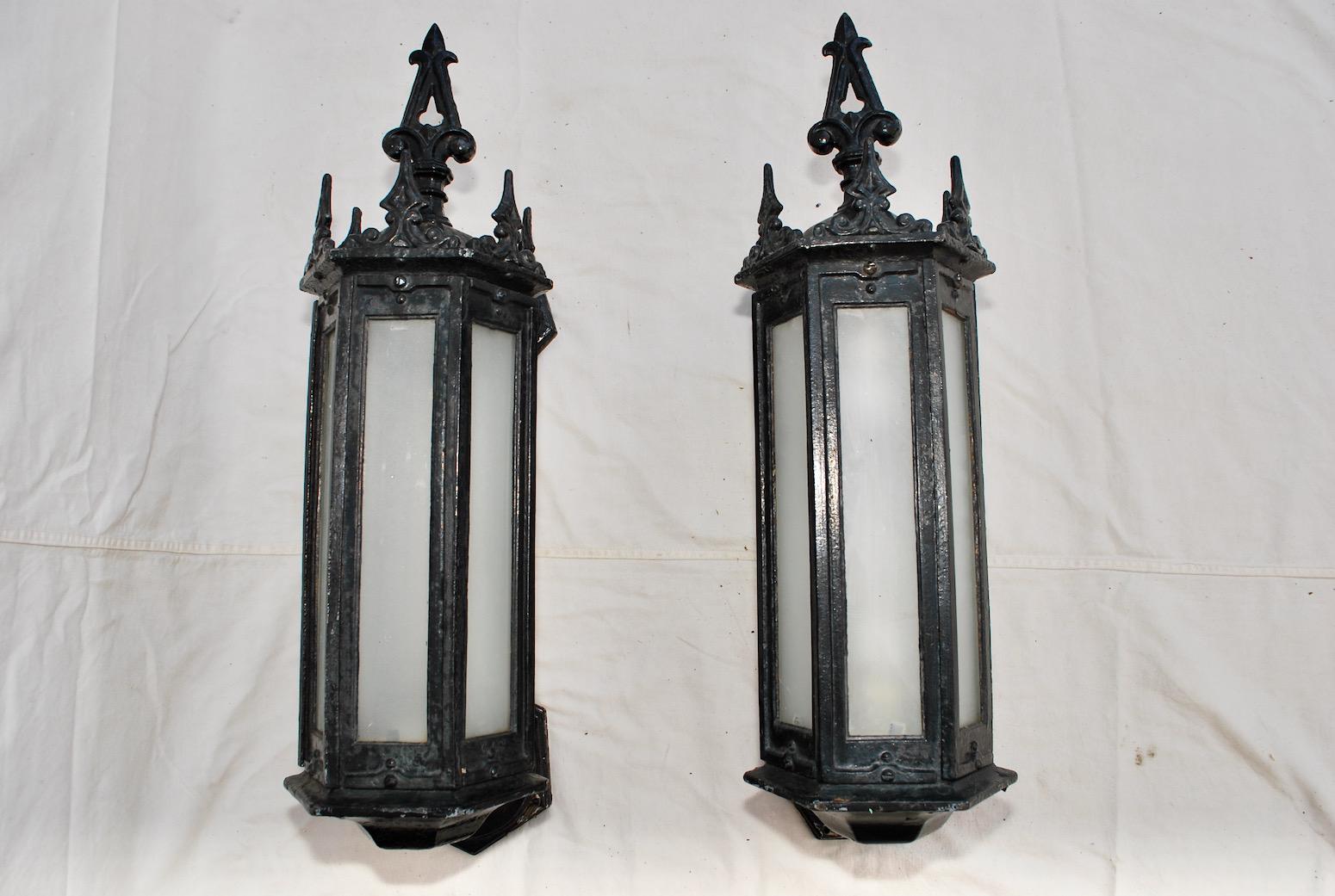 I have been selling lights for 25 years, this is the first time I get one of these, they are quite rare and imposing , they are made of solid cast iron, they are 40 pounds each.
