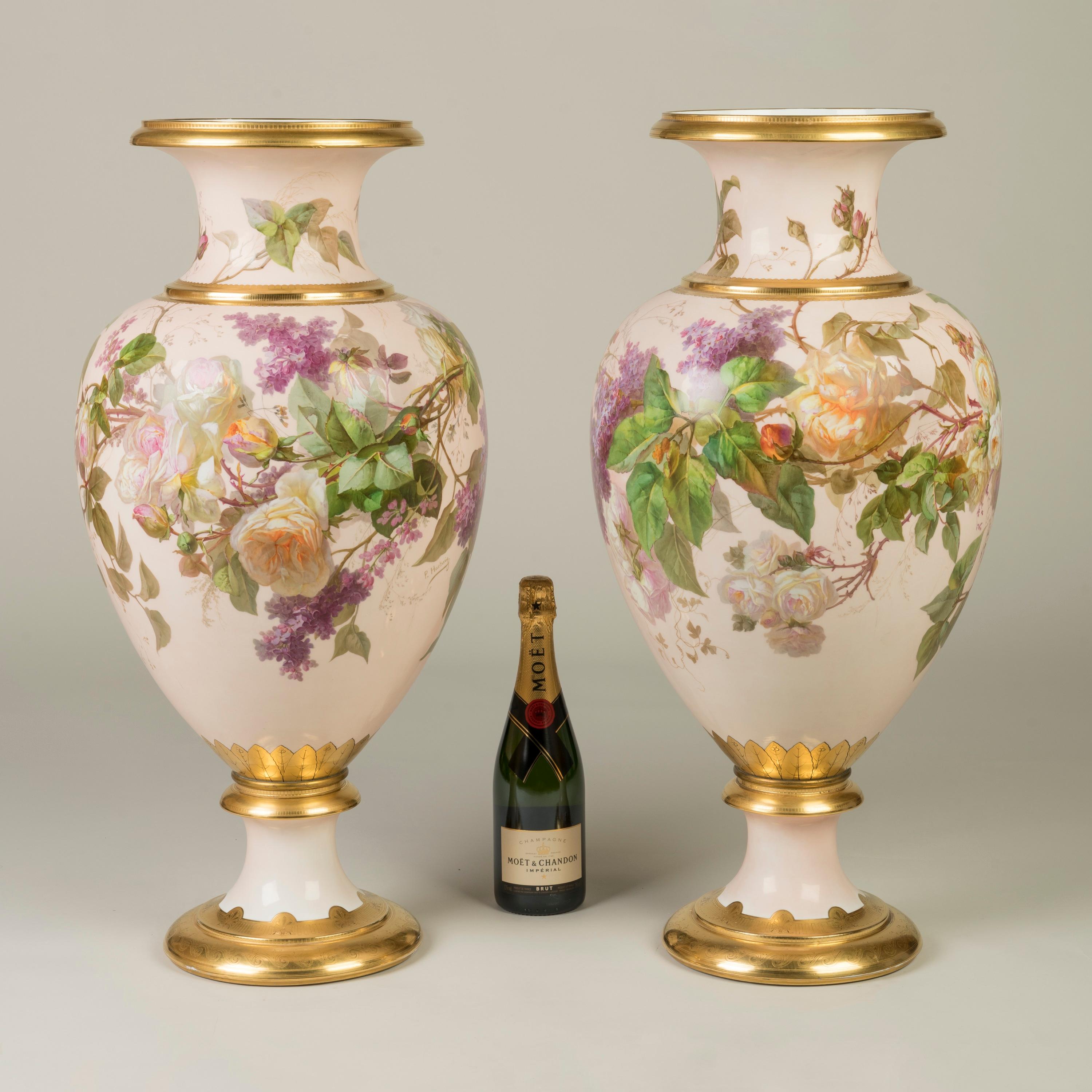 Una rara coppia di vasi in porcellana rosa di Parigi

Il raro colore rosa reso popolare negli anni Settanta del XIX secolo e preferito dall'imperatrice Eugenia, con una delicata doratura bicolore, entrambi i vasi di forma ovoidale a balaustro, su un
