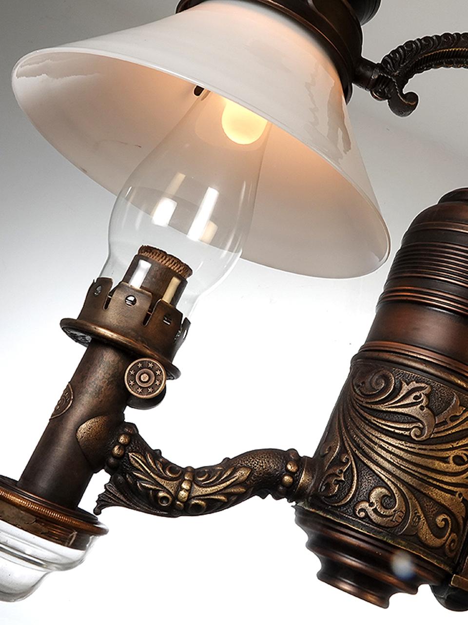 Pochi esemplari di queste lampade vittoriane di lusso esistono ancora. Gli esemplari rimasti sono finiti nei musei e nei restauri di auto RR. Si tratta di un bellissimo lampadario doppio originale che conserva ancora il serbatoio e la valvola di