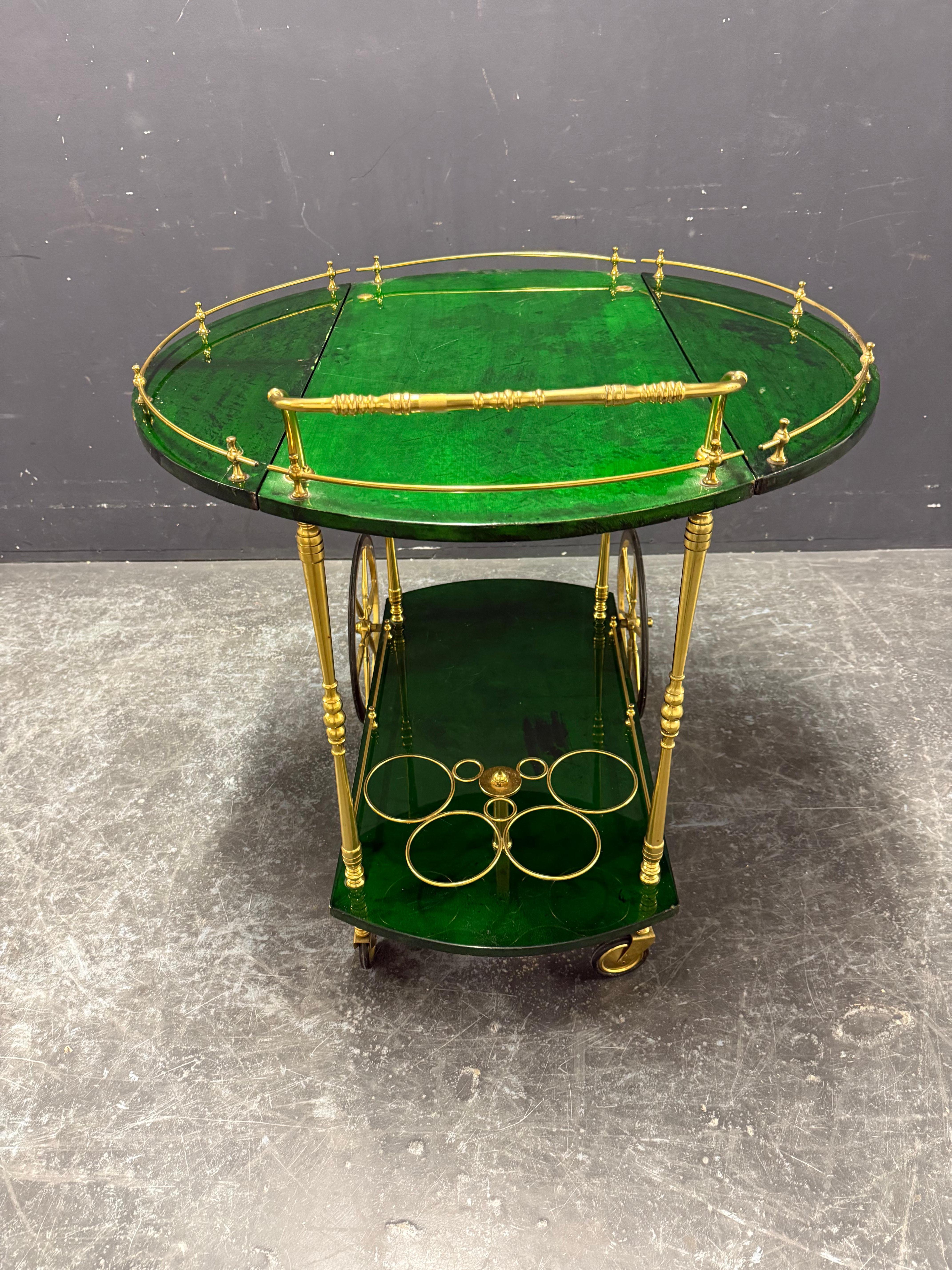 Doré Très rare et inhabituel chariot de bar Aldo Tura en vente