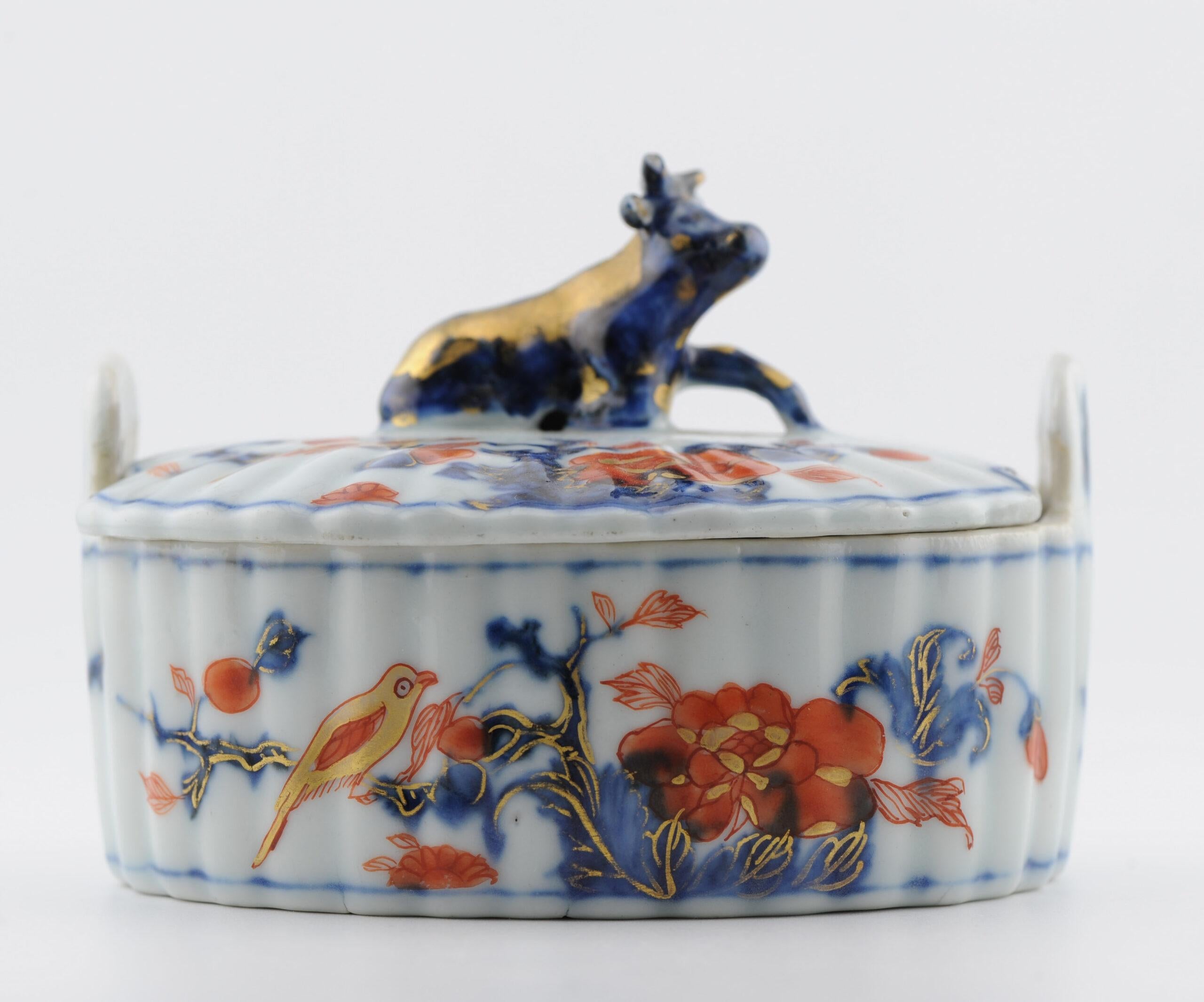 Nous partageons avec vous cette très inhabituelle immitation de soupière en porcelaine delftware chinoise avec un fleuron en forme de vache.

Cette intéressante pièce ancienne est décorée en bleu sous glaçure et en émaux sur glaçure bleu rouge et