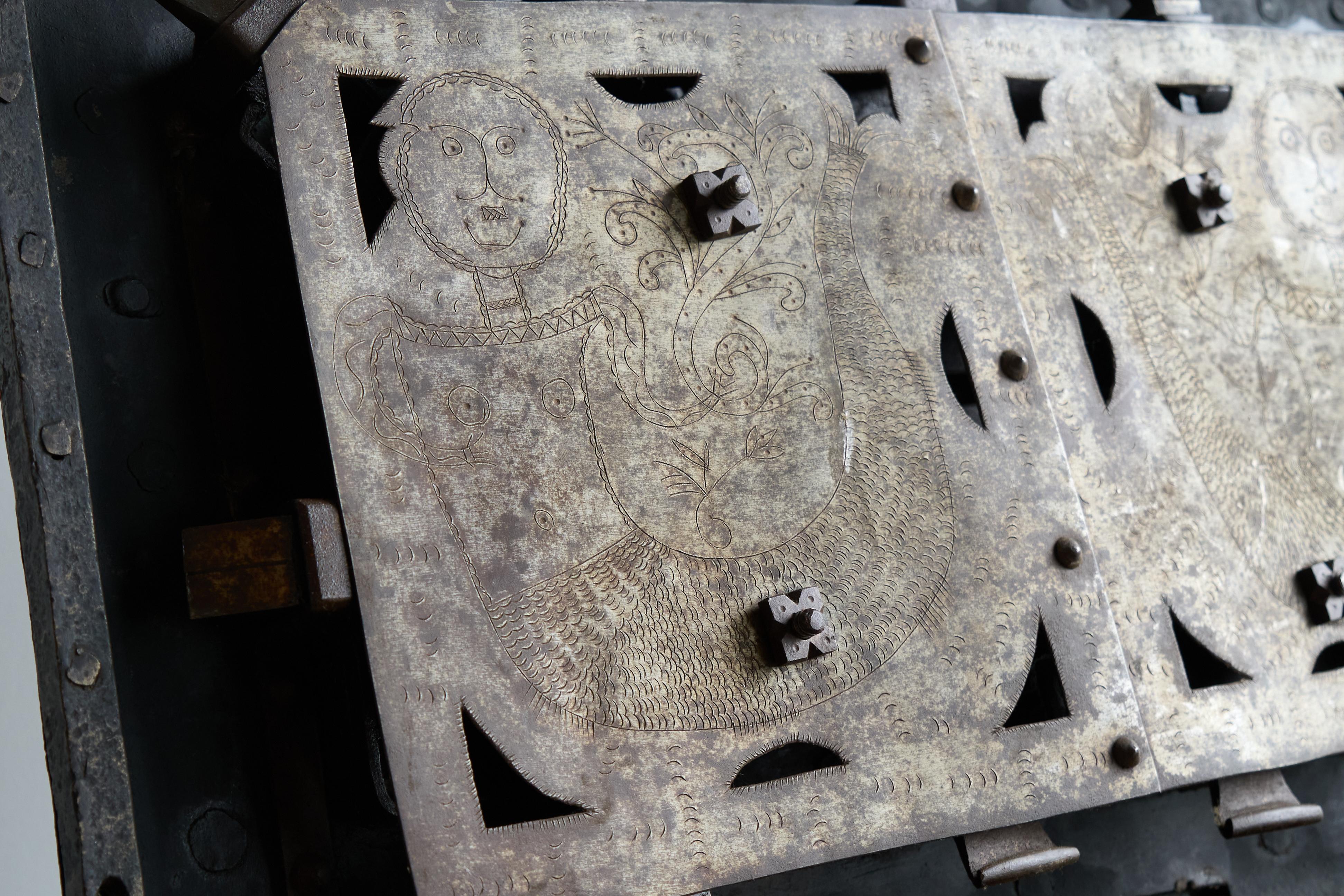 Very Rare Antique Armada Box or Strongbox in Iron Early 17th Century For Sale 5