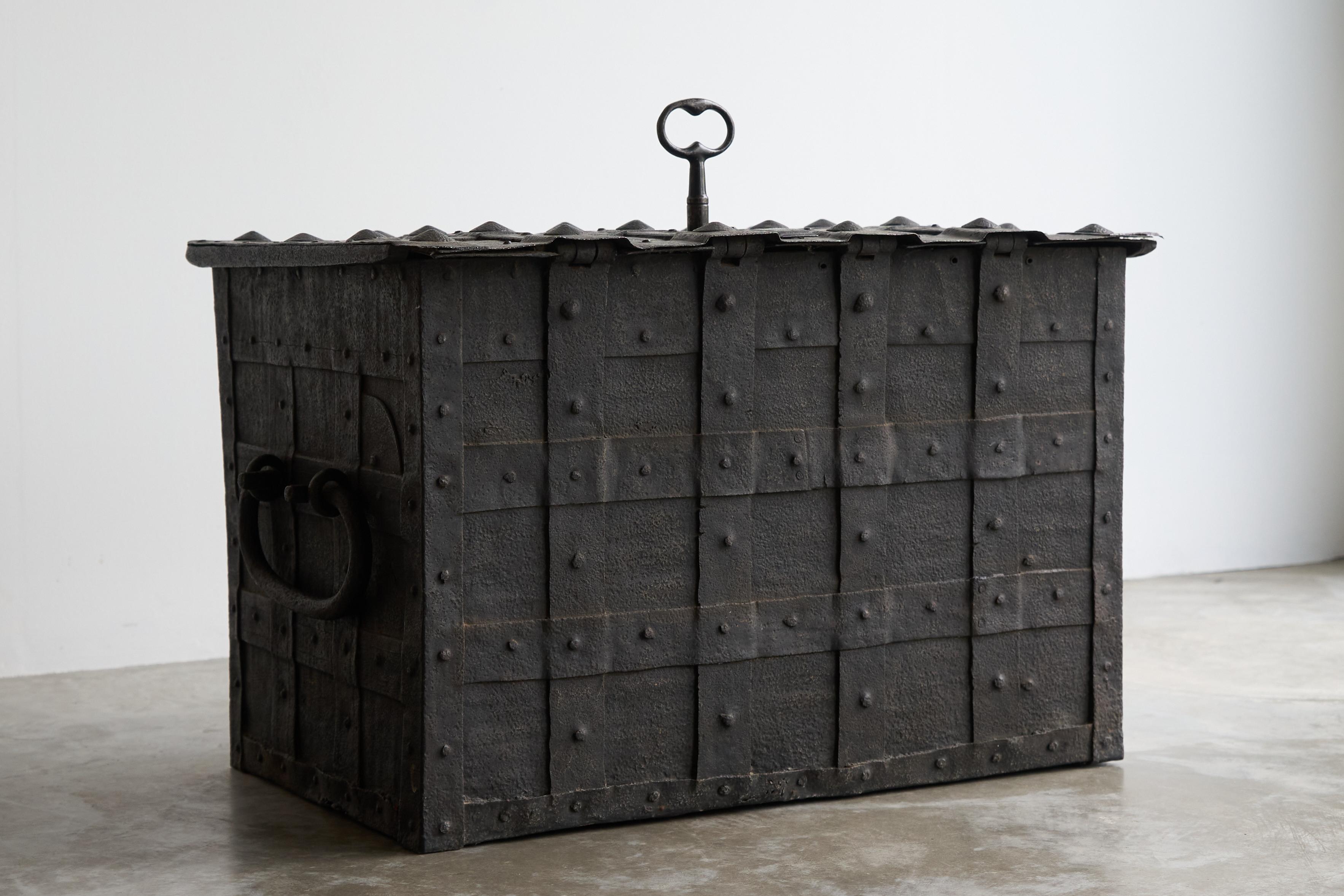 Very Rare Antique Armada Box or Strongbox in Iron Early 17th Century For Sale 9