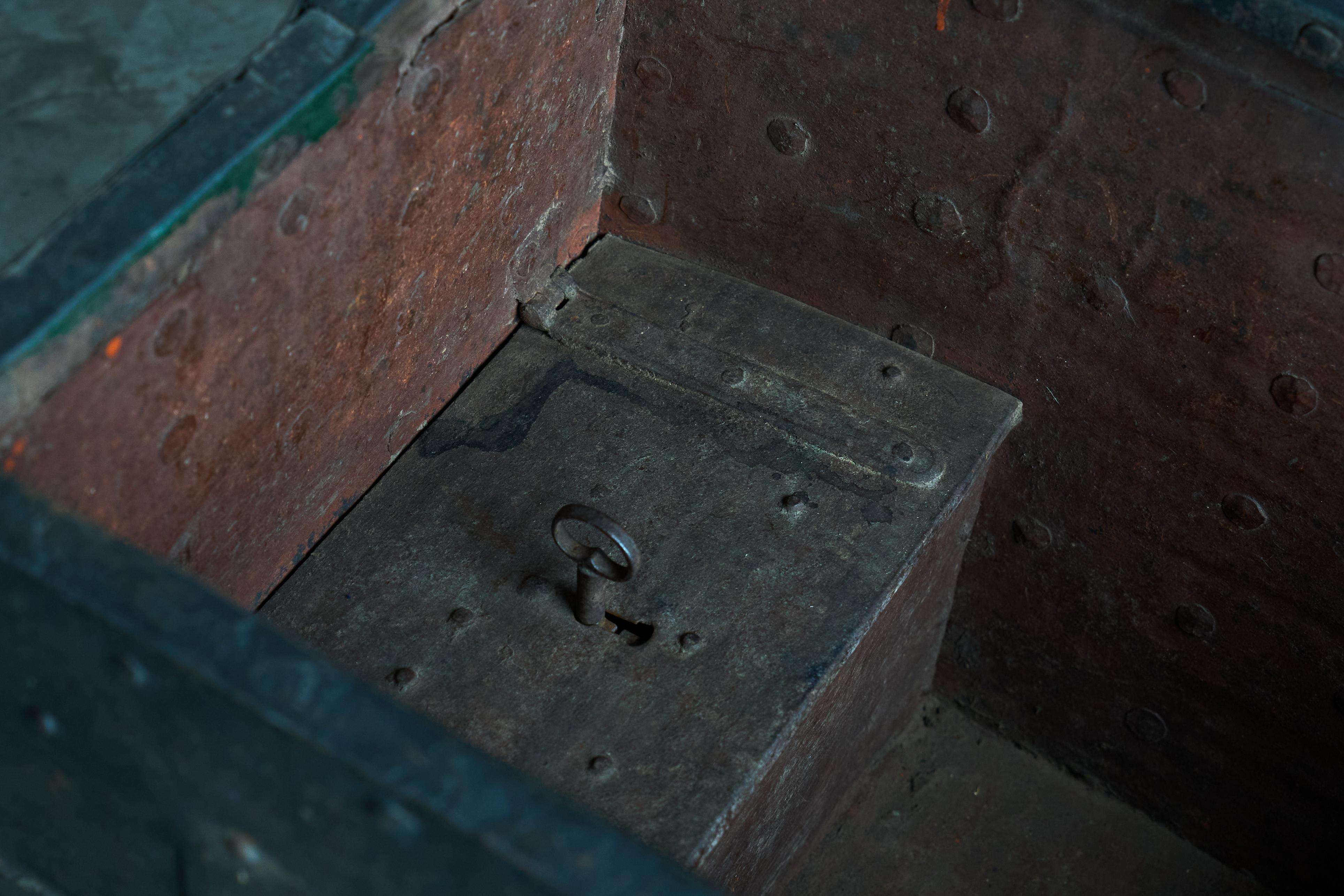 Very Rare Antique Armada Box or Strongbox in Iron Early 17th Century For Sale 11
